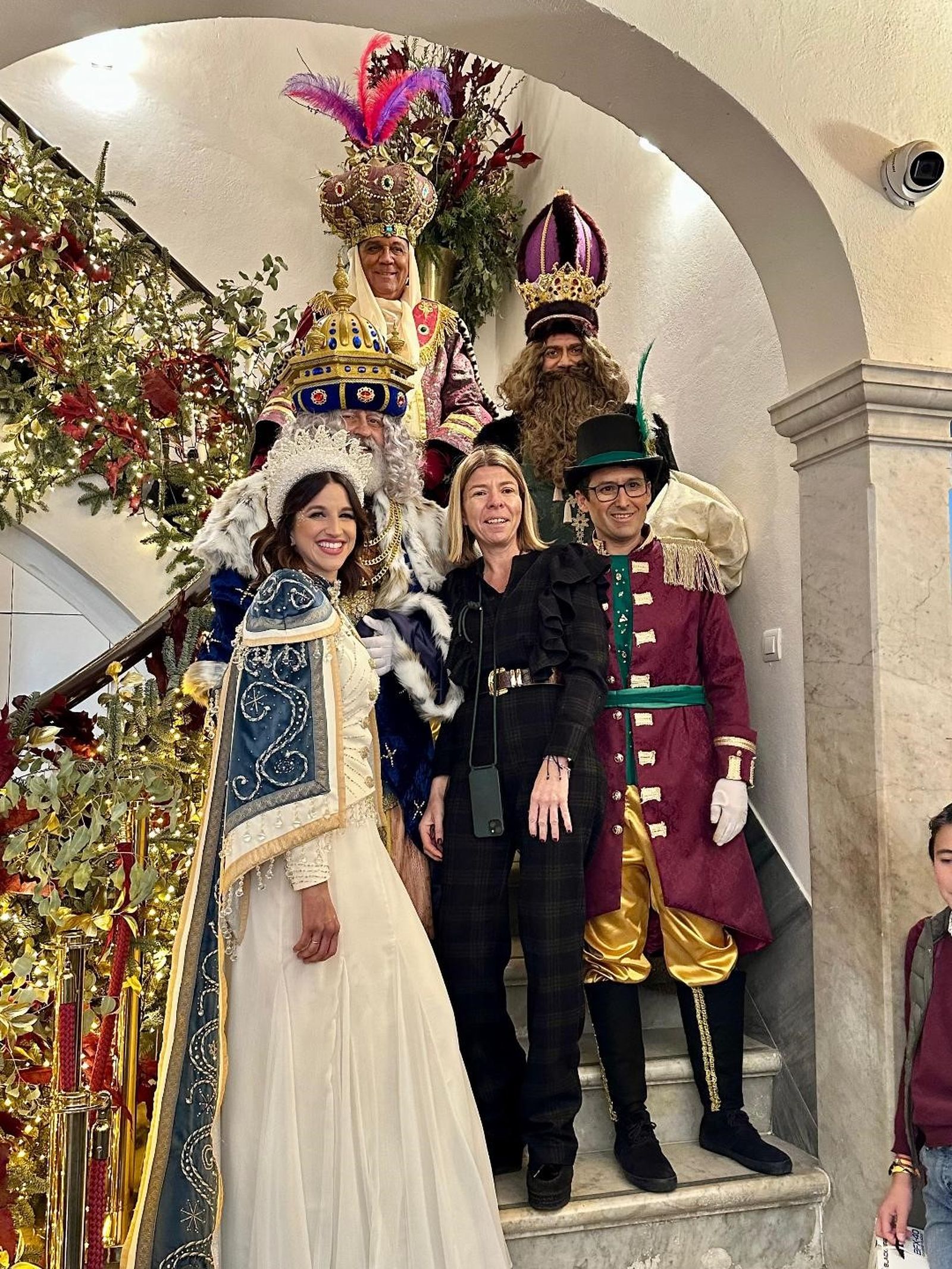Todo el Cortejo Real  con María del Mar Díez, durante su visita a la Fundación Cajasol.