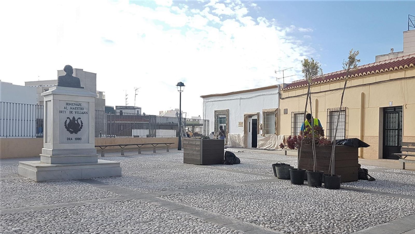 Plantación de árboles en la plaza Ortiz de Villajos.