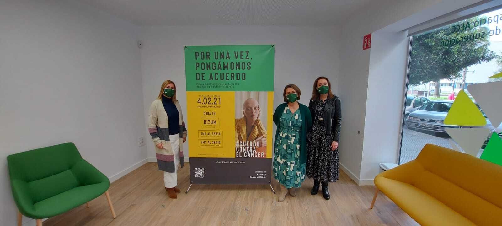 Miembros de la AECC de Cádiz con el cartel de la campaña del Día Mundial Contra el Cáncer 2021.