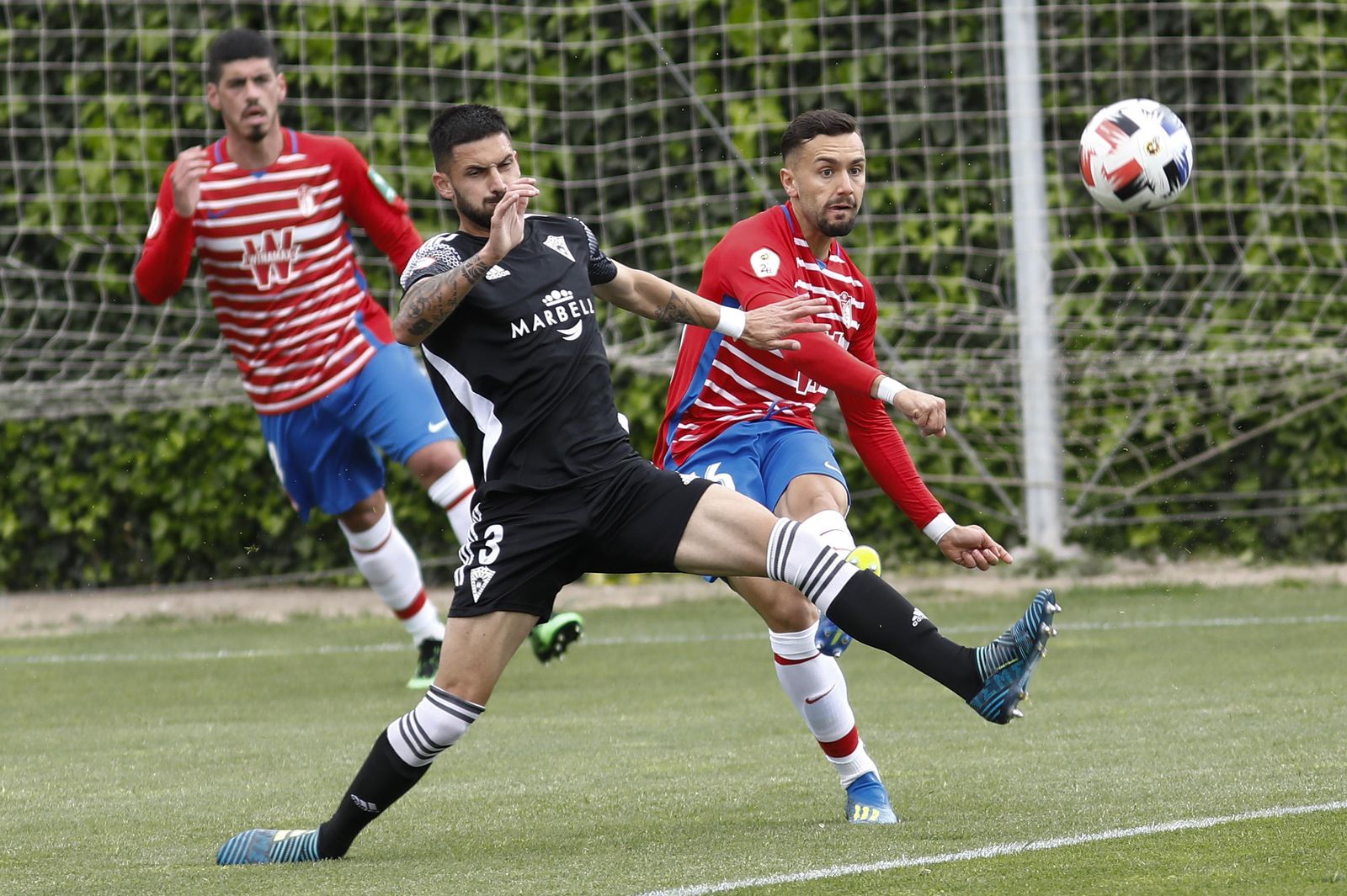 Alberto López golpea el cuero en el duelo ante el Marbella.