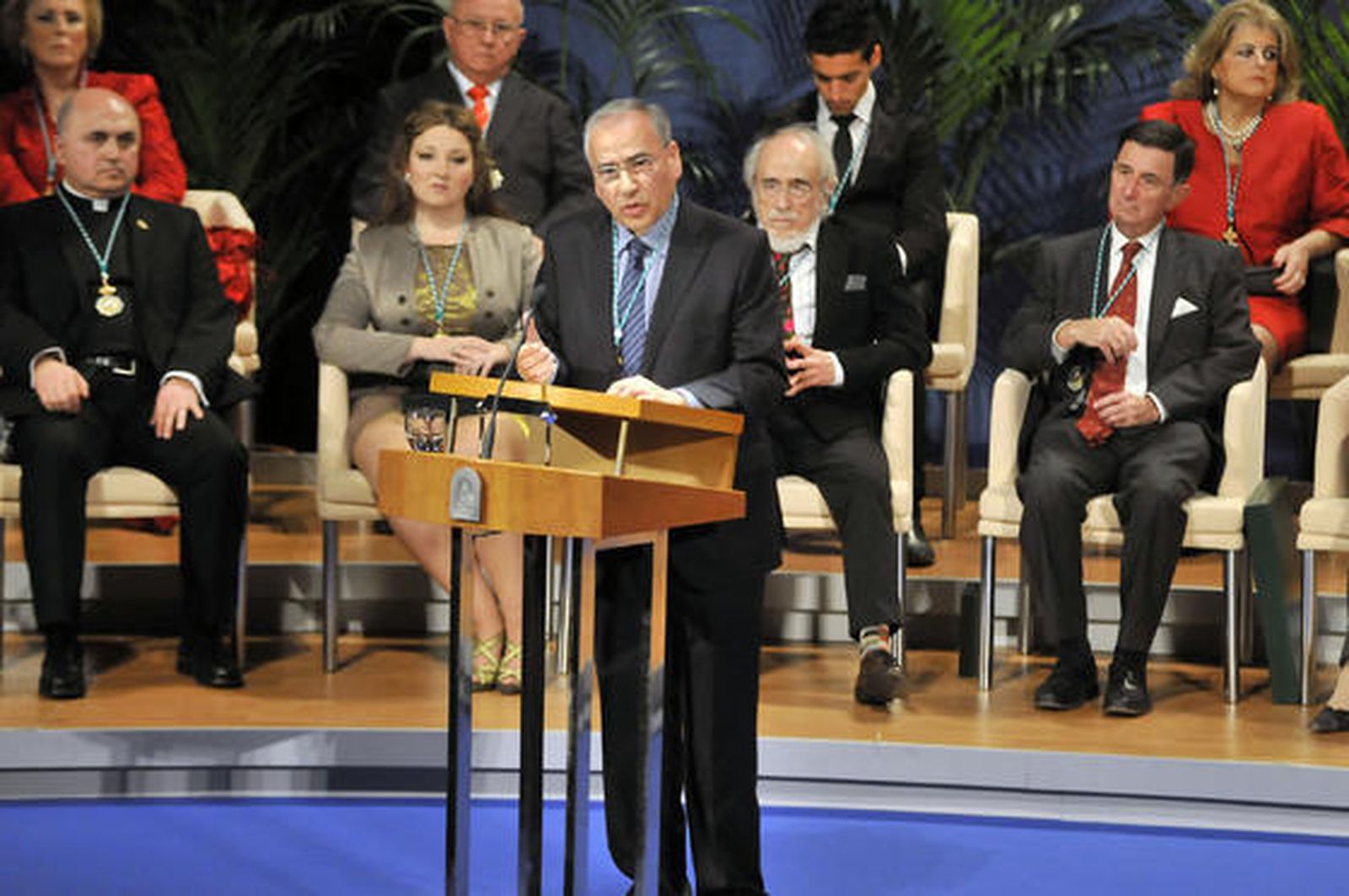 La Junta entregó en el Día de Andalucía el premio de Hijo Adoptivo de Andalucía, que este año han recaído en Alfonso Guerra y en la galerista Juana de Aizpuru y las Medallas de Andalucía a otras once personalidades o entidades relevantes para la comunidad autónoma: la psicóloga Carmen de Linares, la Confederación de Peñas Flamencas, el cocinero Dani García, Francisco Juan Martínez Rojas, deán de la catedral de Jaén; Carmen Hernández-Pinzón, sobrina nieta y legataria de Juan Ramón Jiménez; el poeta Ginés Liébana, el futbolista Jesús Navas, el humorista gráfico Juan Ballesta, la soprano Mariola Catarero, el neurocirujano Ventura Arjona y la bailaora María Pagés.  Foto: EFE/Juan Carlos Munoz