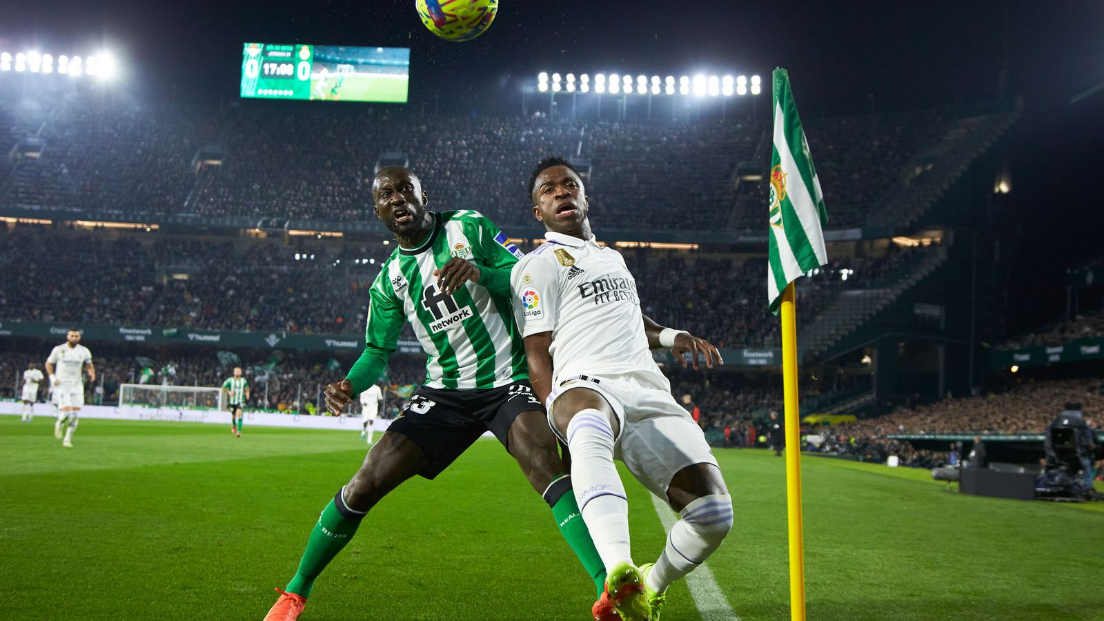 Sabaly pugna con Vinicius en el partido disputado  en el Benito Villamarín.