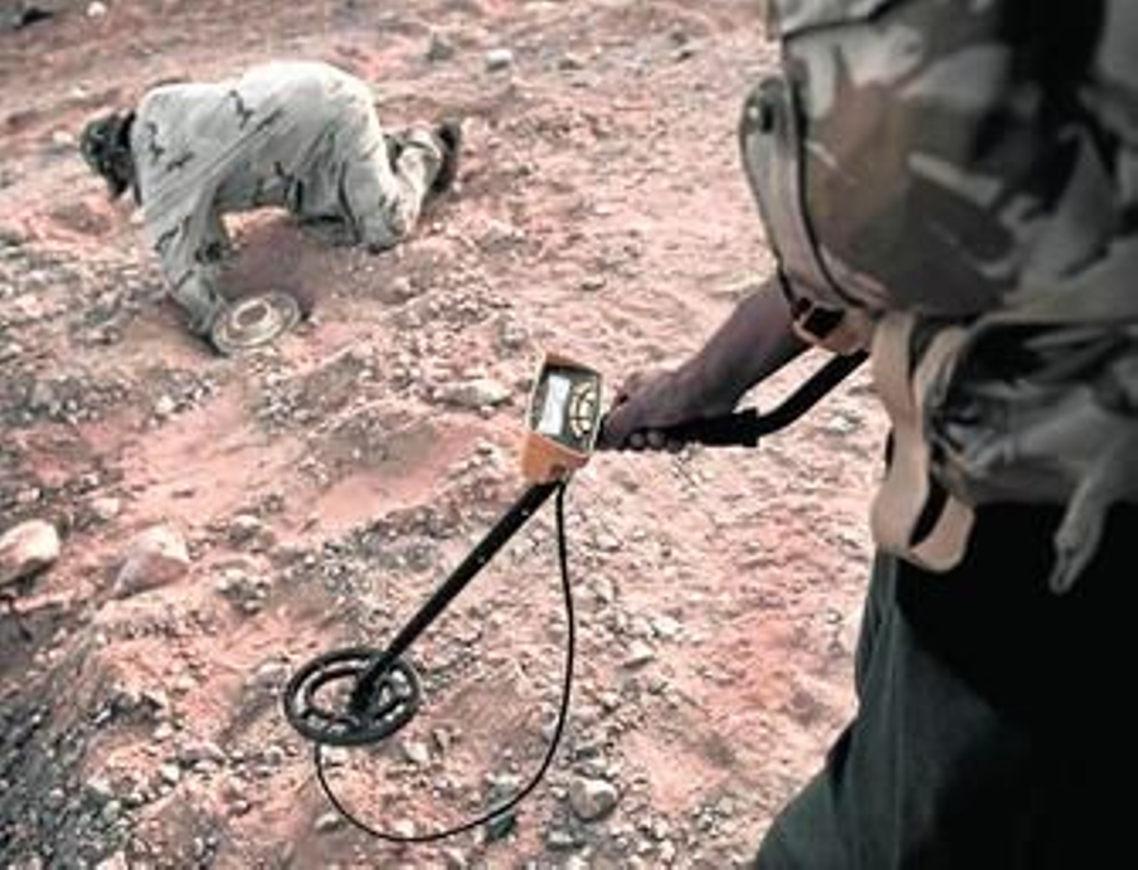 Rebeldes libios buscan minas antitanque al oeste del desierto de Gualish.