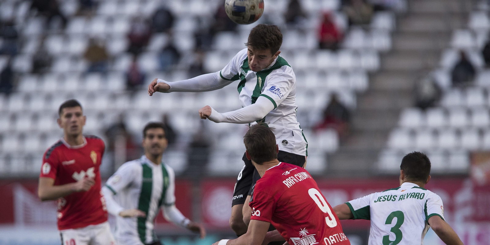 Alberto del Moral remata de cabeza un balón en el duelo ante el Real Murcia.