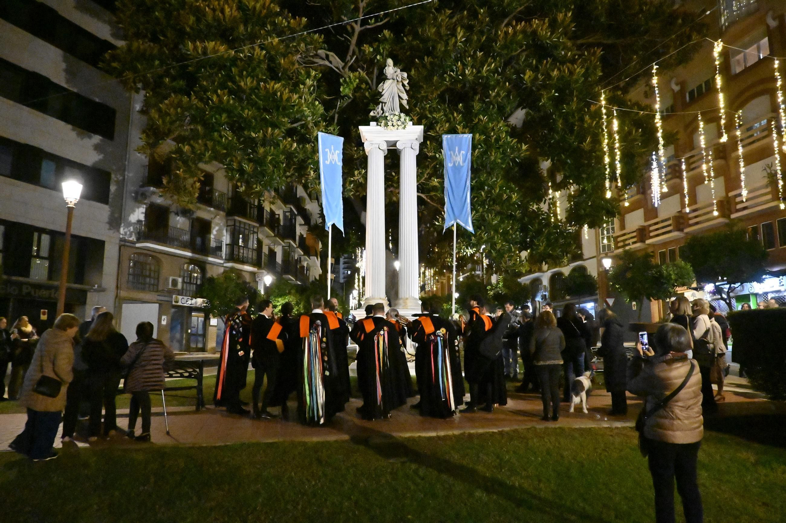 Imágenes de la tradicional tuna de empresariales tocando en el monumento de la Inmaculada