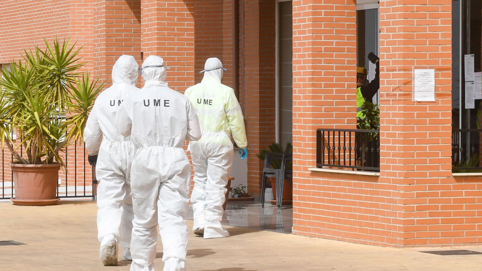 Efectivos de la UME en la residencia Balcón de La Zubia.