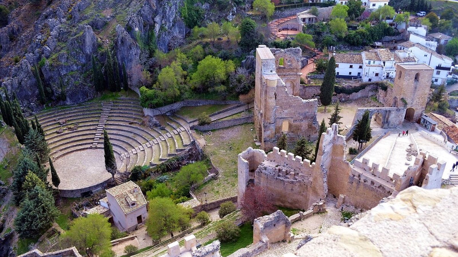Vista panorámica del Castillo de La Iruela y su teatro romano, un importante destino turístico en la Sierra de Cazorla.
