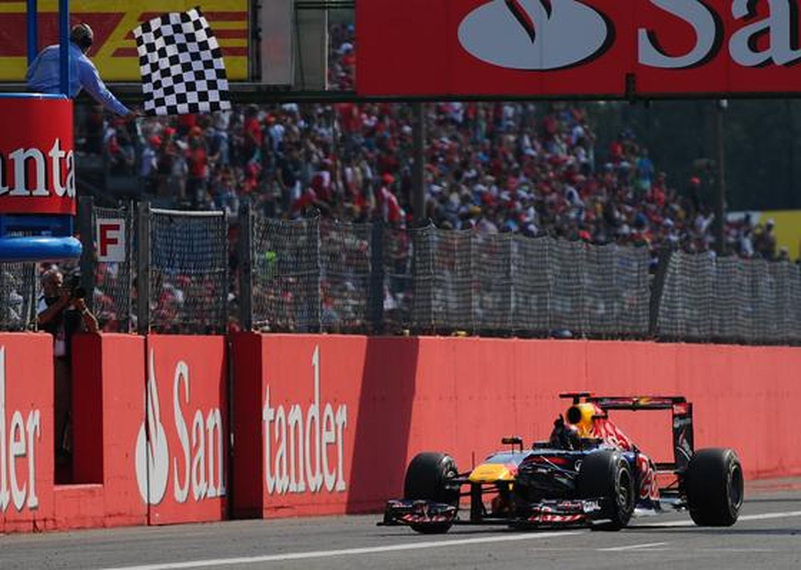 Vettel entra en la meta de Monza. / AFP