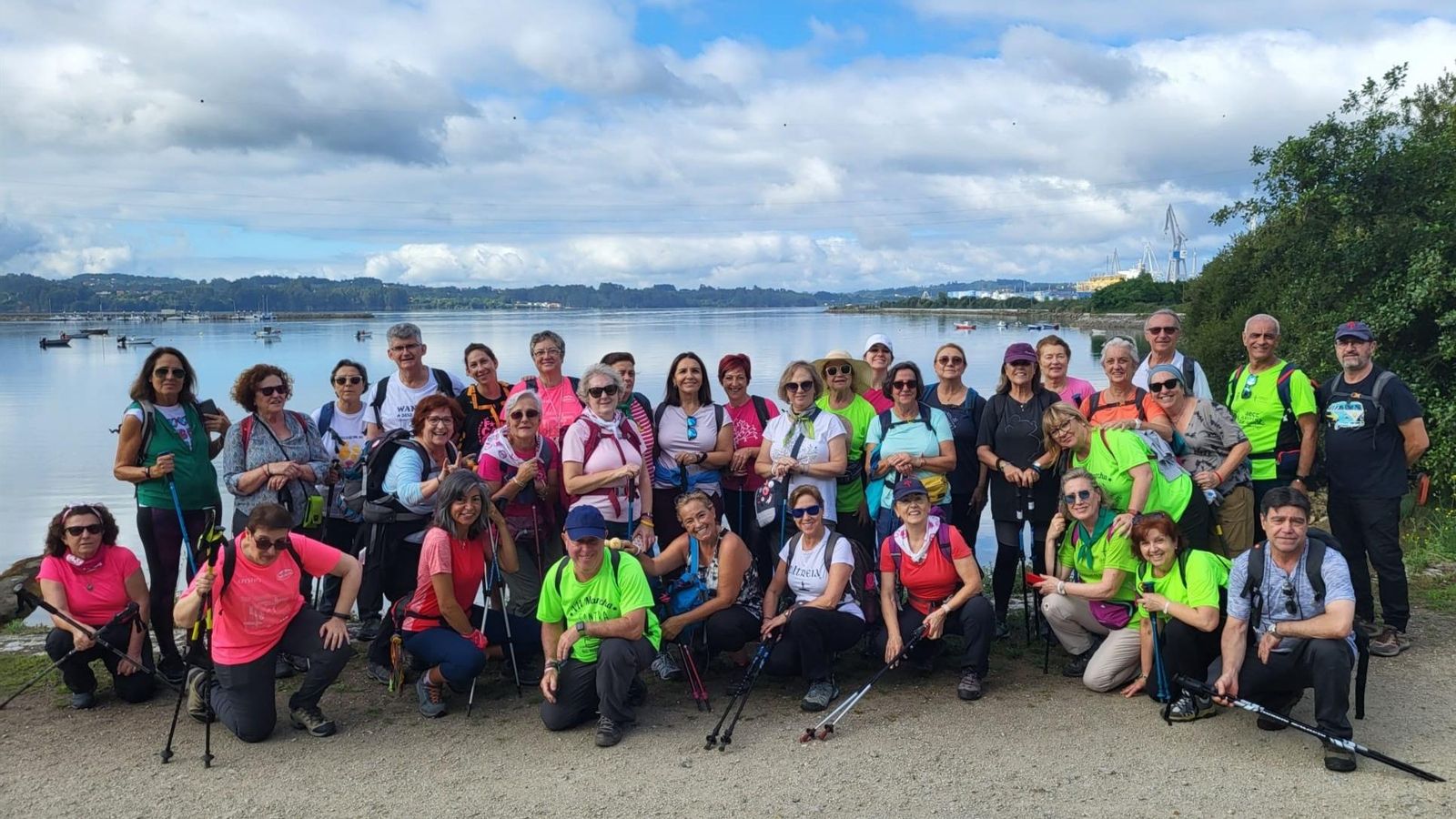 El grupo completo de las Chicas Rosas del Valme.