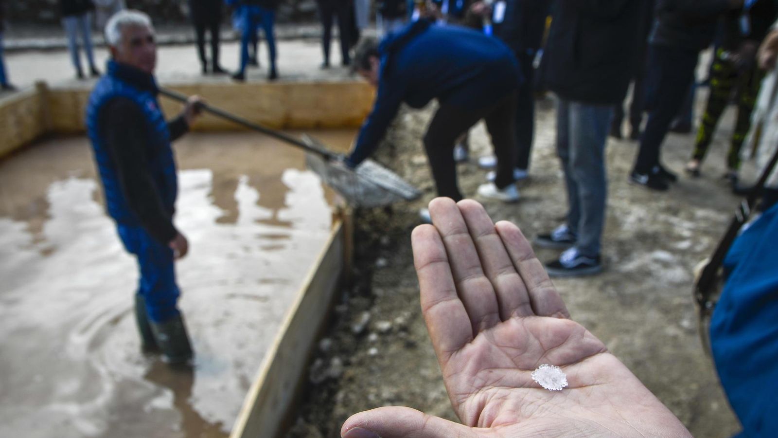 La preciada flor de sal es extraída artesanalmente en el Cabo de Gata.
