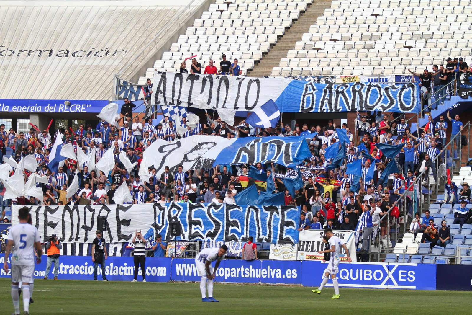 Ambientazo en las gradas del Recreativo de Huelva y el San Fernando