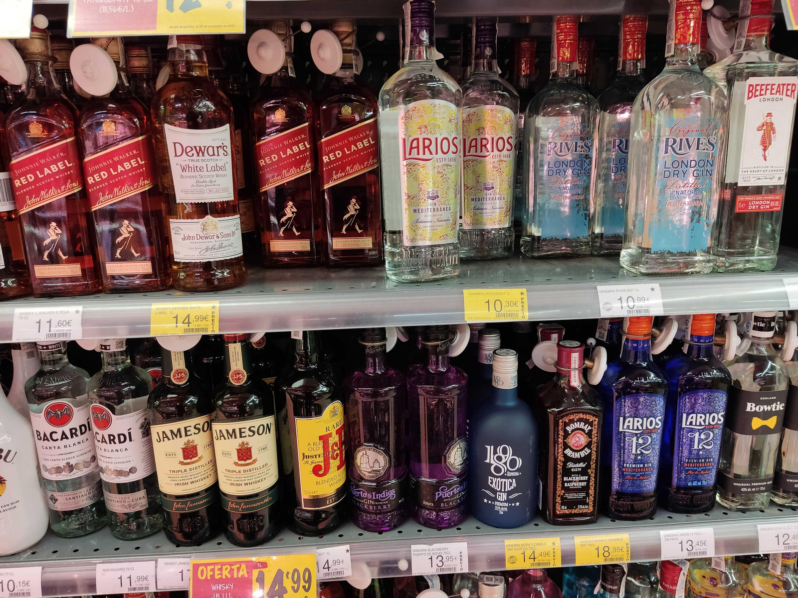 Los supermercados descartan el desabastecimiento de ginebra y whisky para Navidad.