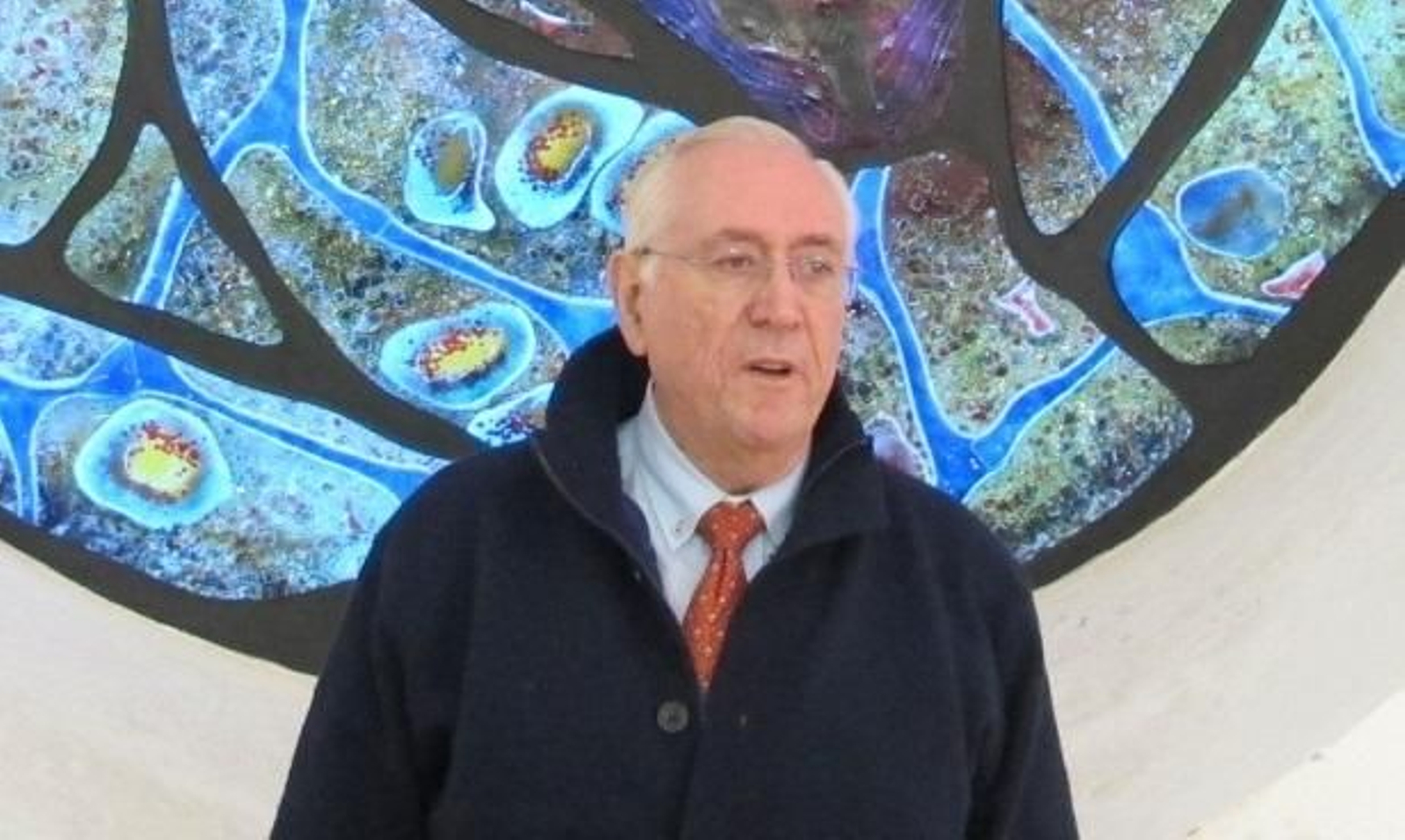 Blas Carrillo junto a una de las vidrieras de la iglesia de Turre.