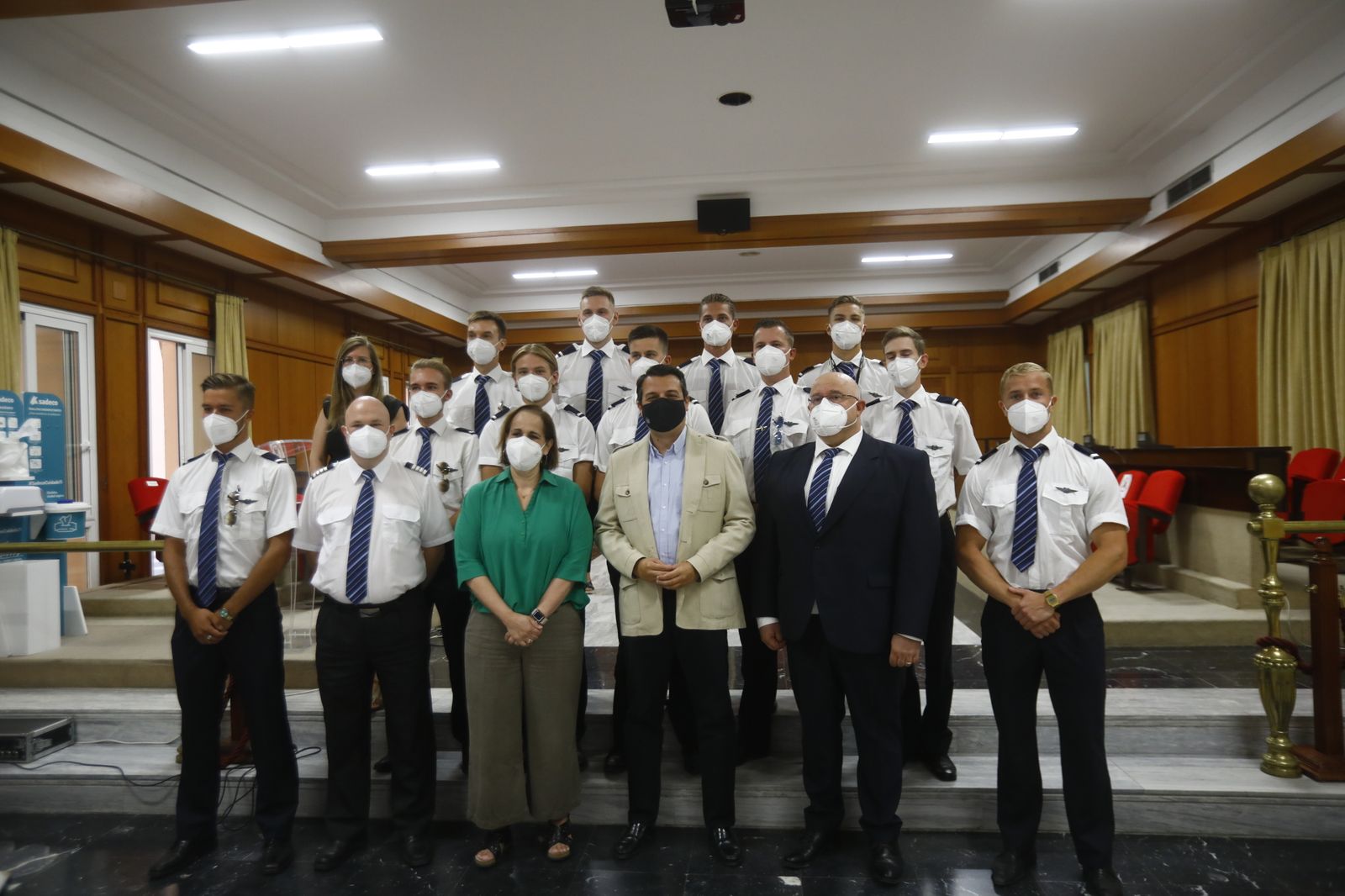 Foto de familia en el Ayuntamiento de Córdoba.