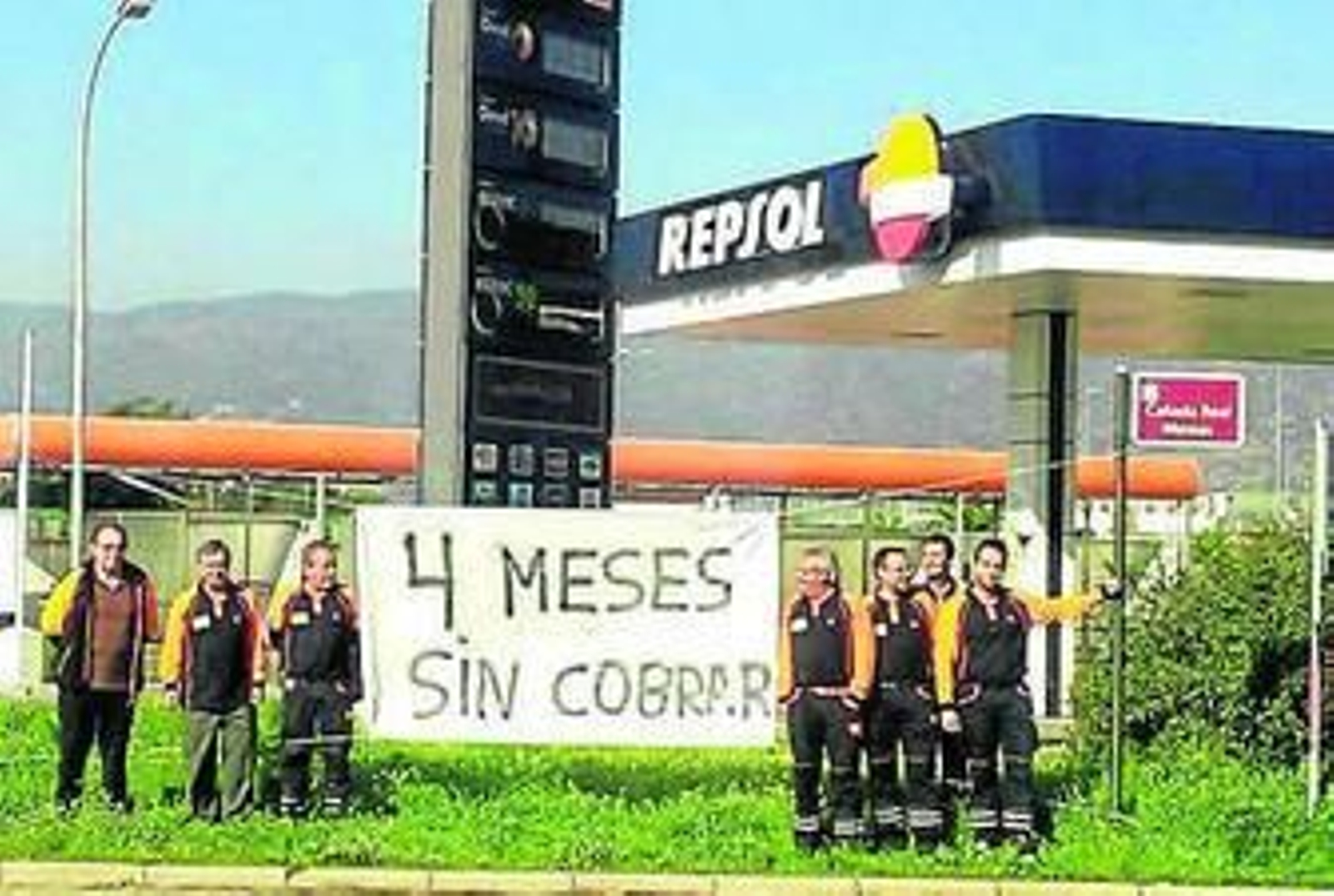 Los trabajadores, concentrados frente a la gasolinera.