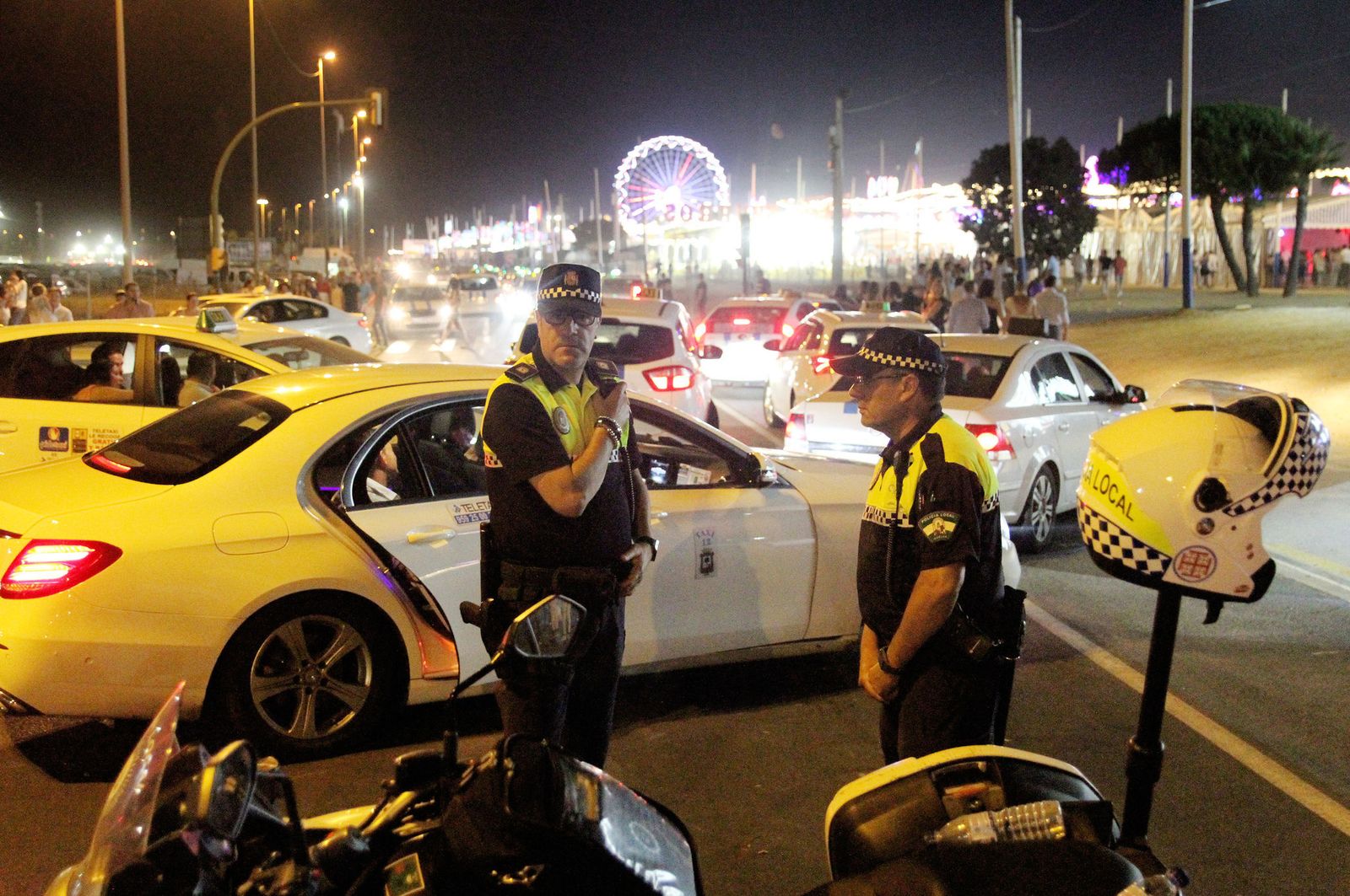 Dos agentes de la Policía Local controlan el tráfico en las Colombinas, en 2018.