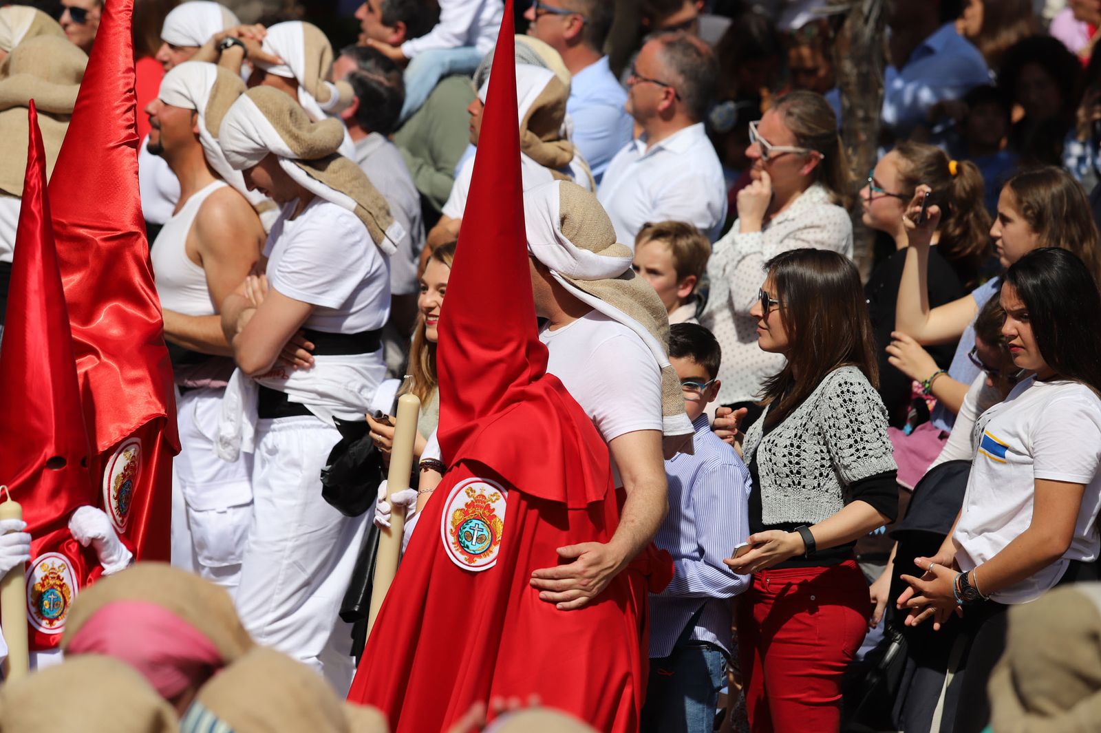 Imágenes del recorrido de la Borriquita  por las calles de Huelva