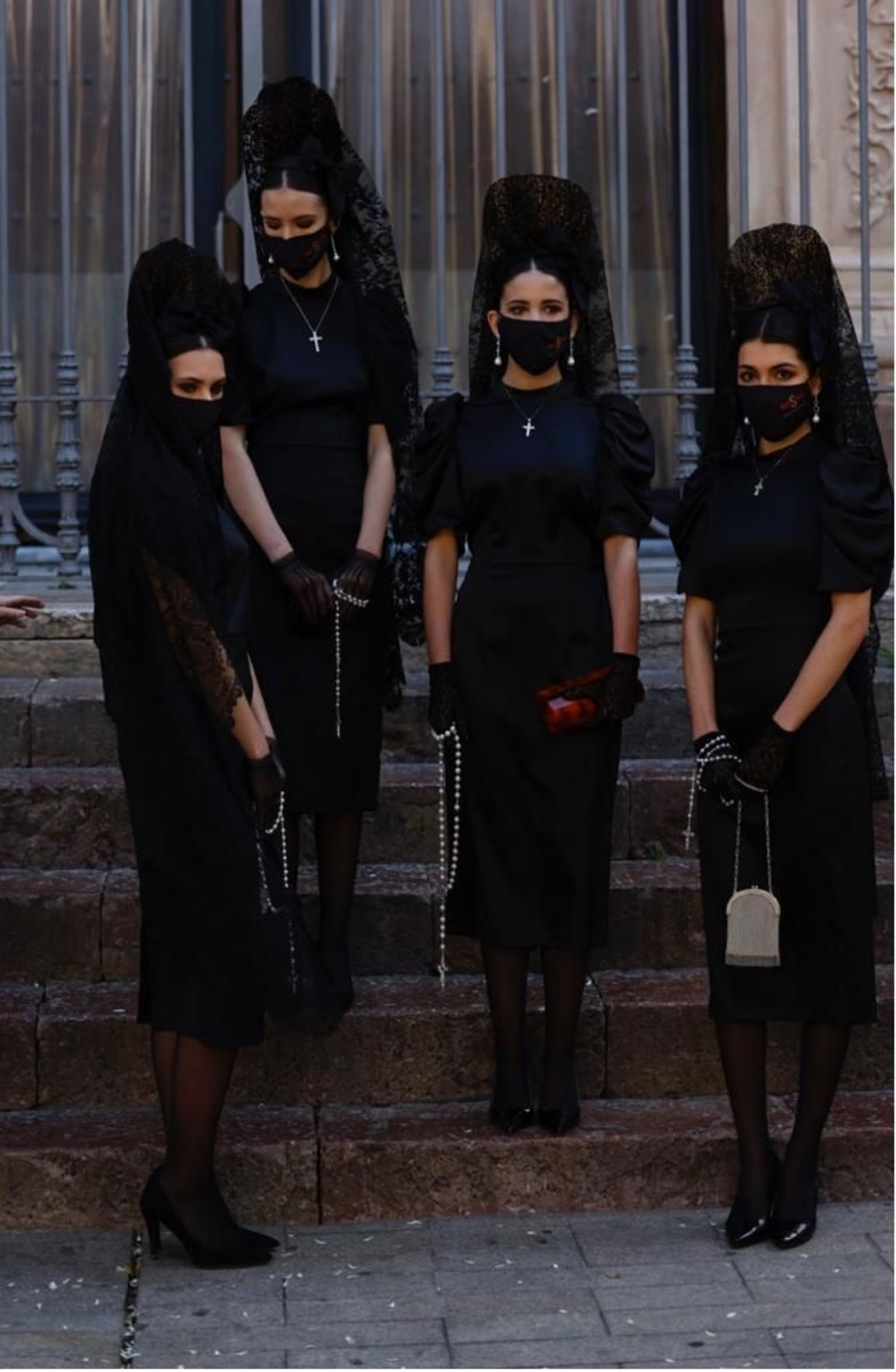 Mujeres vestidas de mantillas durante la presentación de la iniciativa 'La mantilla, Sevilla del dolor a la alegría'. Mujeres vestidas de mantillas durante la presentación de la iniciativa 'La mantilla, Sevilla del dolor a la alegría'.