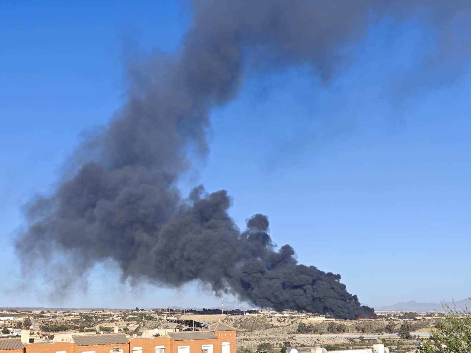 Las imágenes del incendio de la planta de reciclaje en Almería