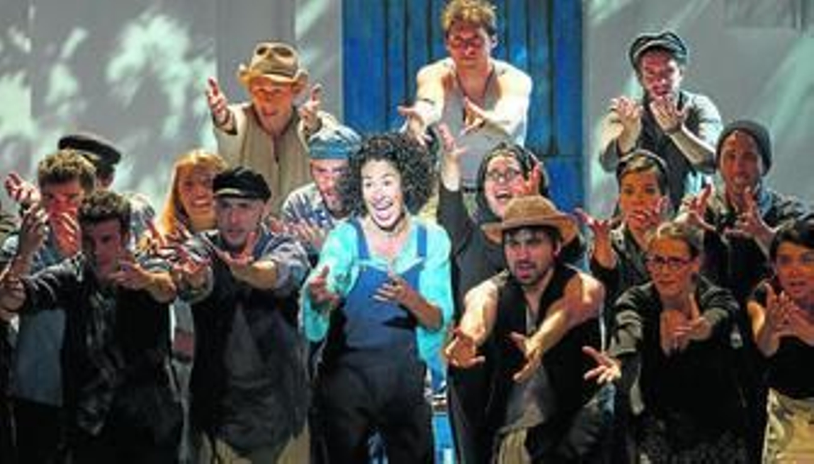 El elenco de 'Mamma Mia!' representa el número 'Money, money, money', ayer, en el Teatro Cervantes.