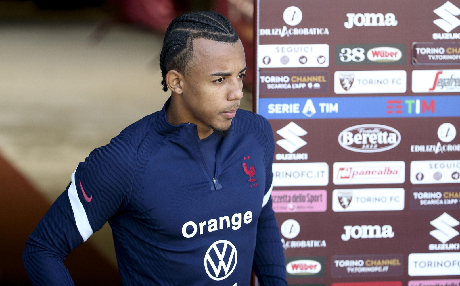 Koundé, pensativo, con la camiseta de su selección.