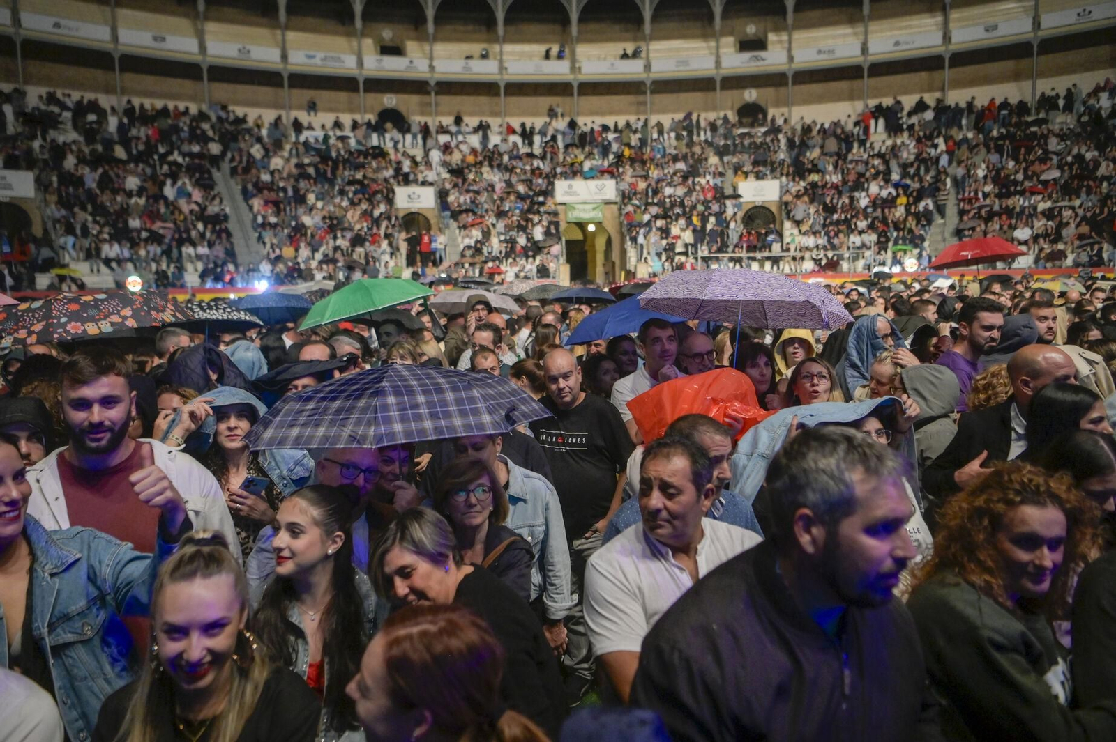 Así fue el concierto, bajo la lluvia, de Los Chichos en Granada
