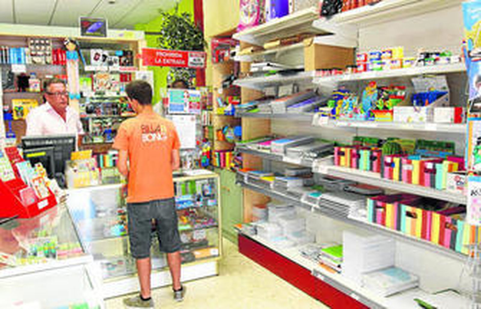 Librería Padilla, en Nervión, con sus estanterías repletas de material para la vuelta al colegio.
