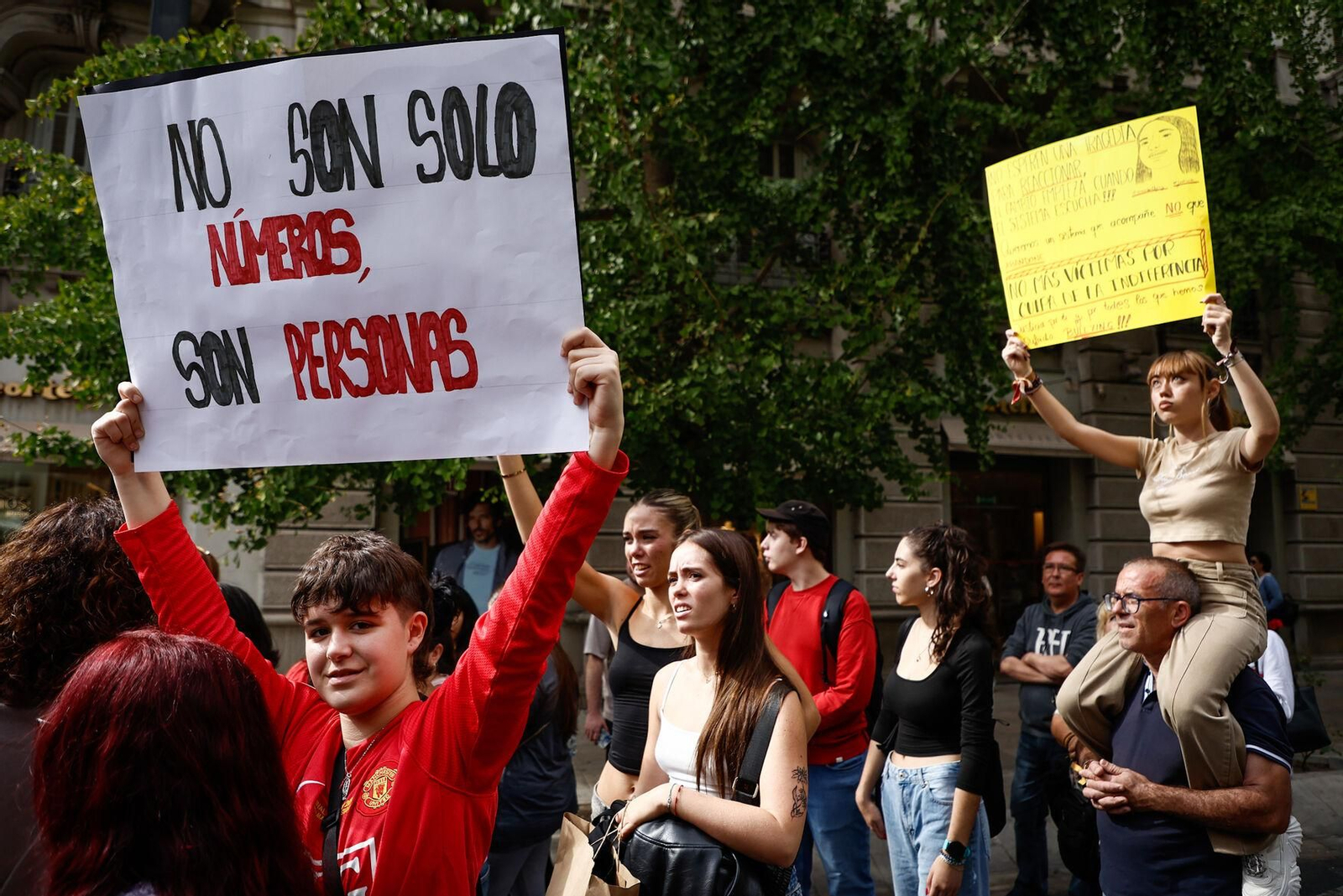 Unas 3.000 personas se manifiestan contra el acoso escolar en Granada: las imágenes