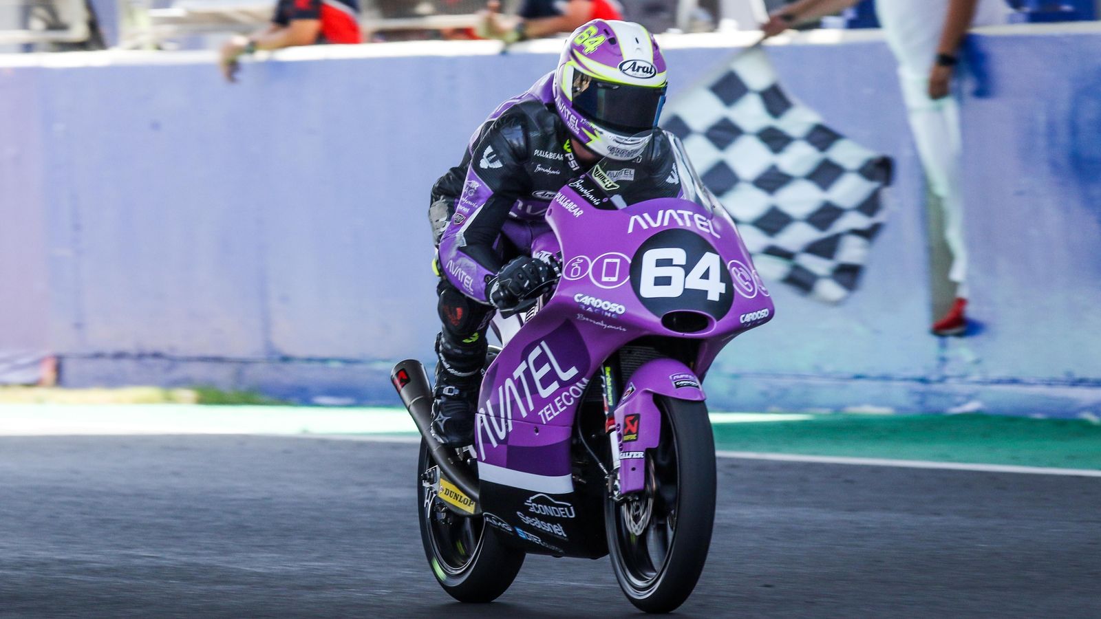 David Muñoz cruza la línea de meta en primera posición.