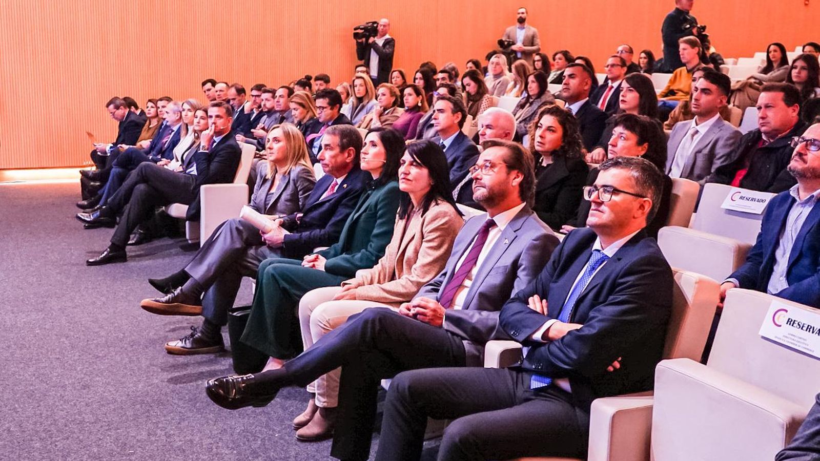 Momento de una de las charlas en el auditorio de Cámara Granada, lugar del evento