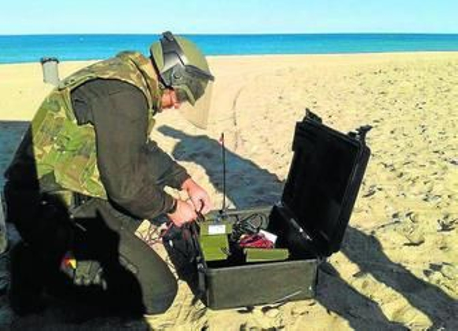 Un artificiero prepara el material para detonar el proyectil hallado.