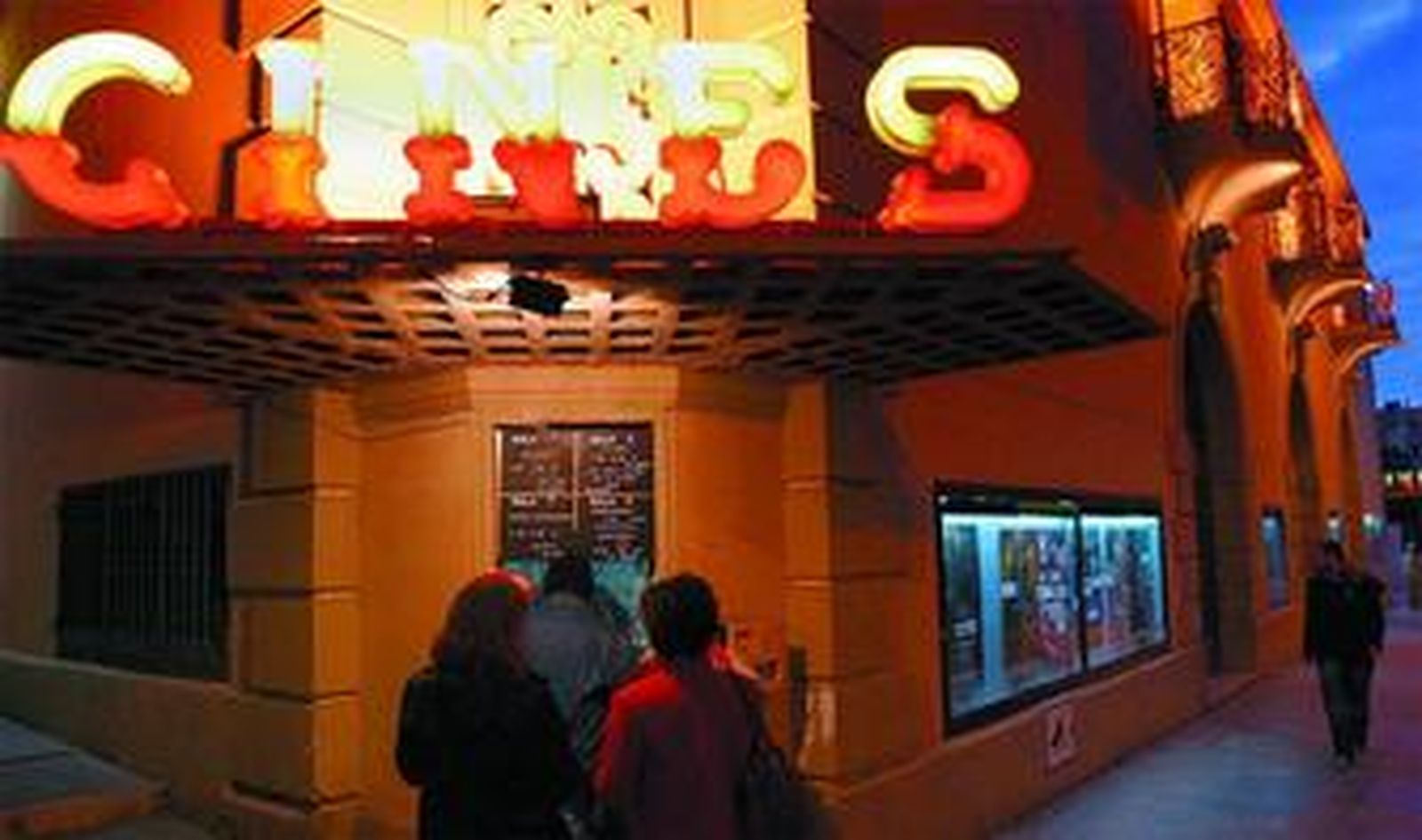 Las taquillas del Albéniz venden entradas a películas nuevas y a los recuerdos de muchos que son y fueron.