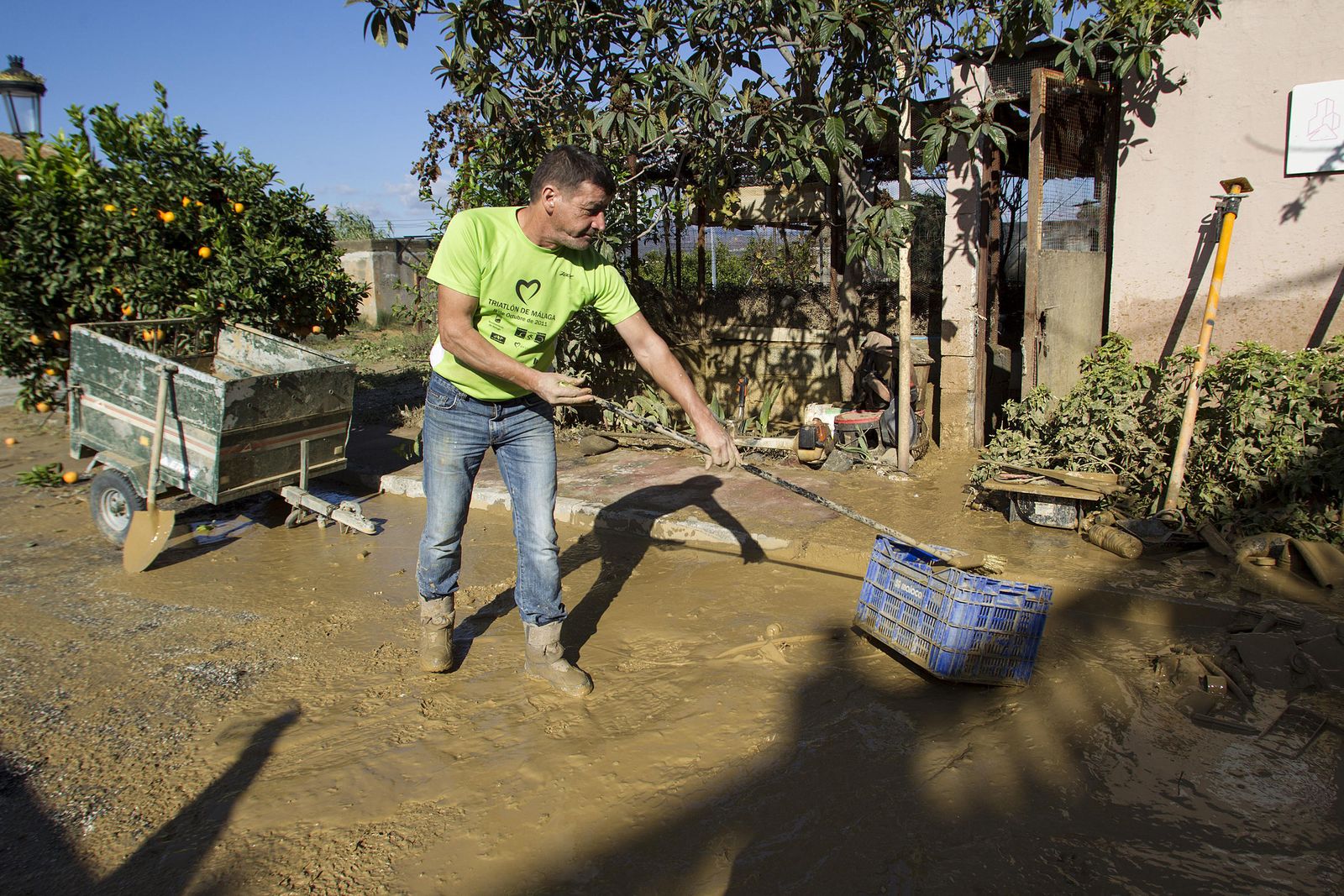 Un vecino de Cártama limpiando en su finca.