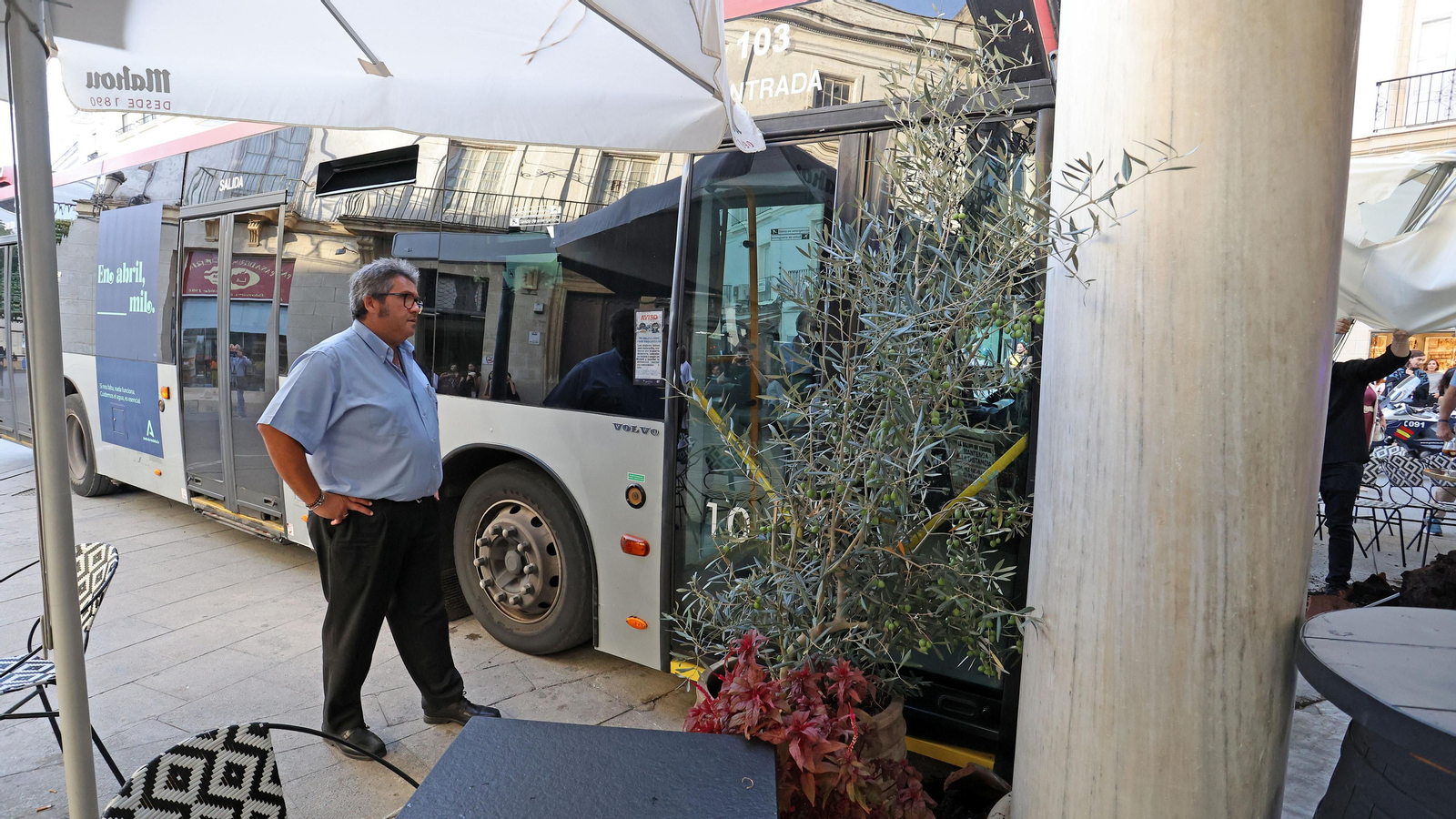 Un autobús se empotra en el Gallo Azul de Jerez