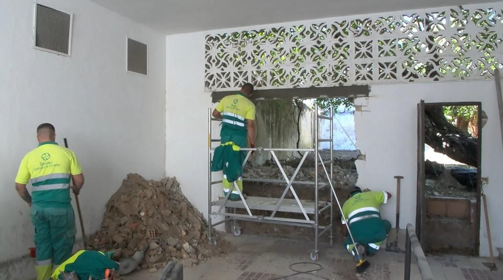 Trabajos en el acceso a la parcela situada junto a Correos