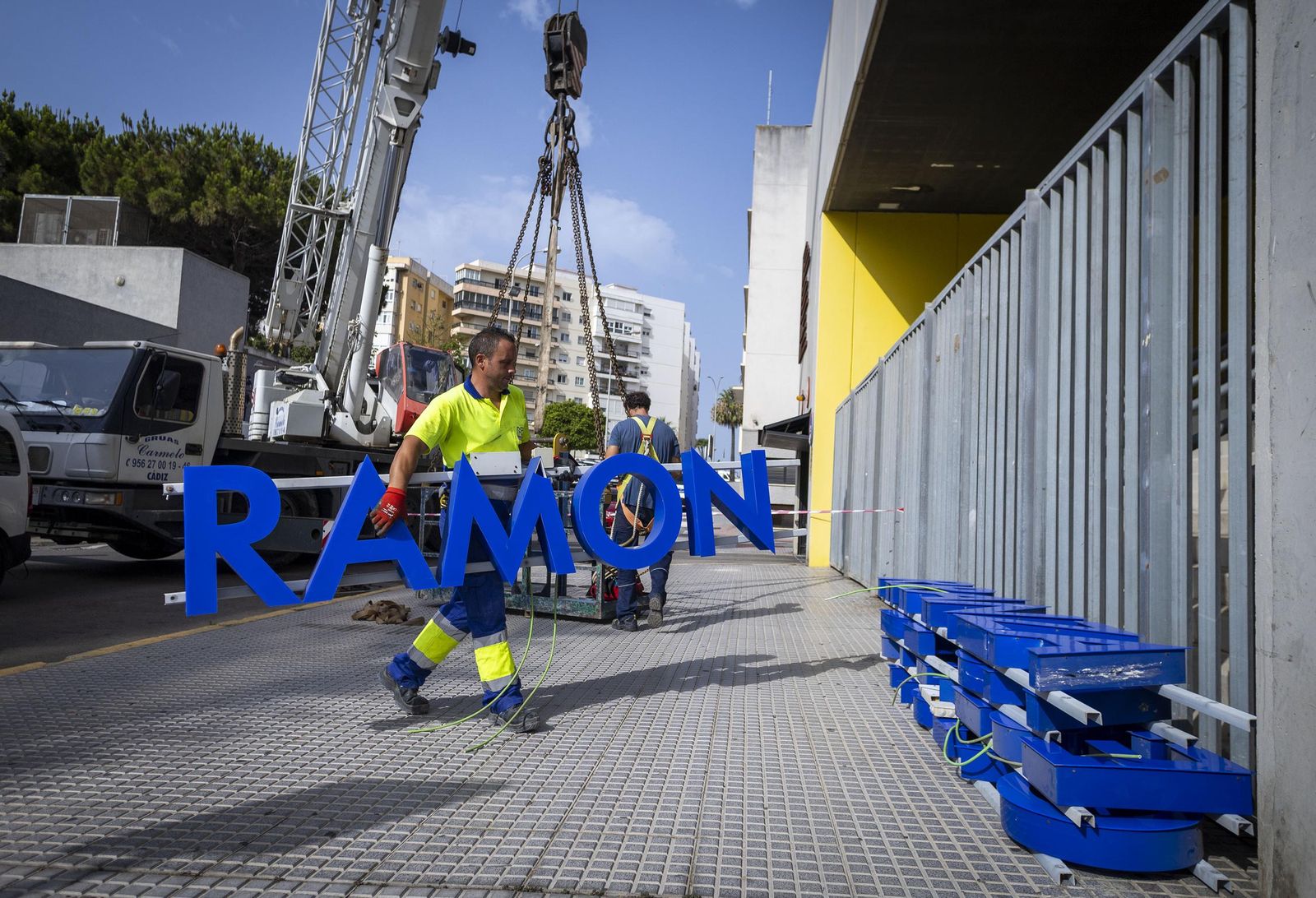 Retirada del letrero Ramón de Carranza en 2021.
