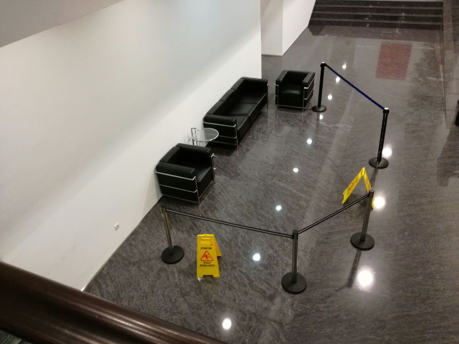 La zona afectada por el agua de dichas goteras quedó acordonada para evitar cualquier tipo de caída.