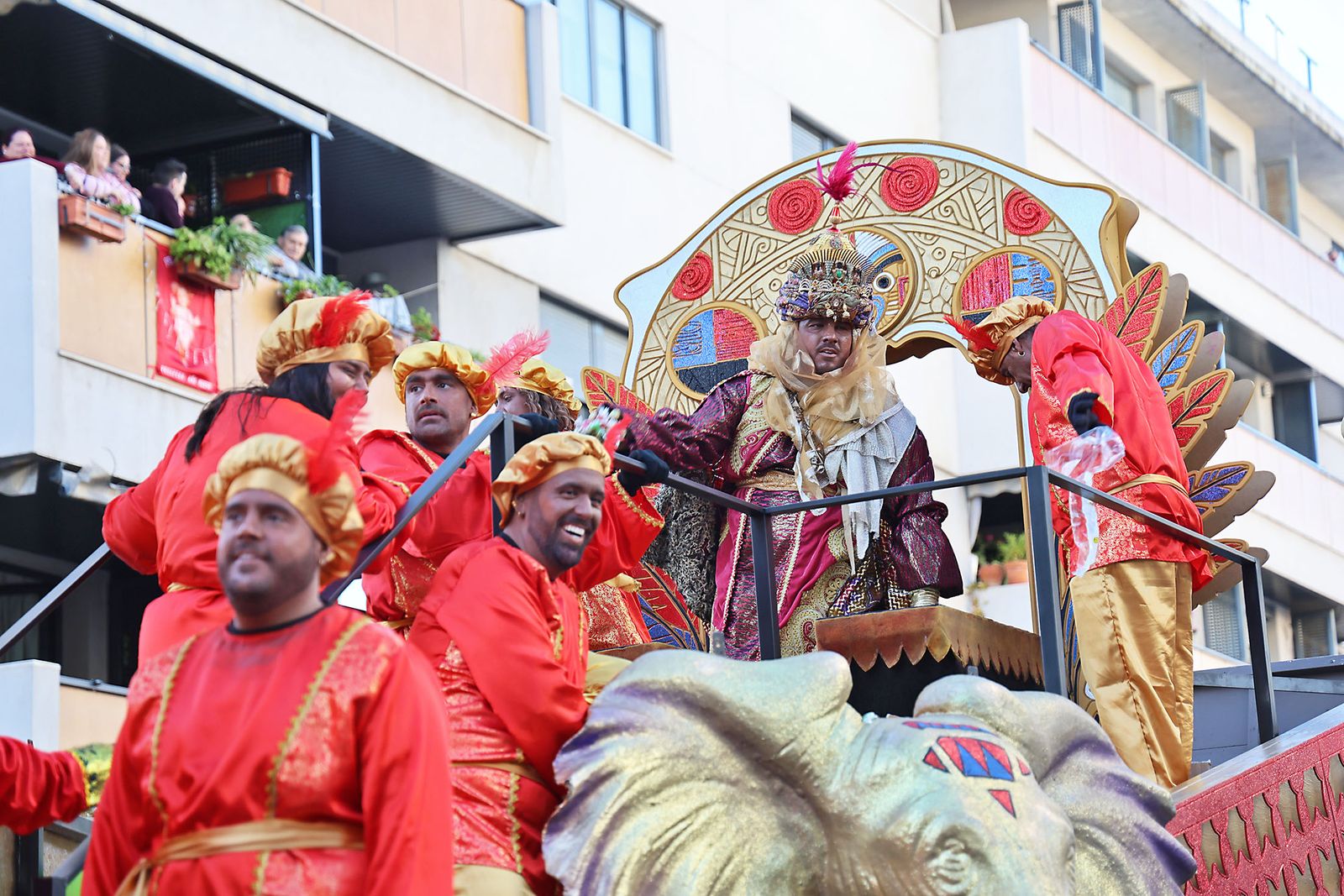 Las mejores fotografías de la salida y recorrido de la cabalgata de Reyes Magos 2026
