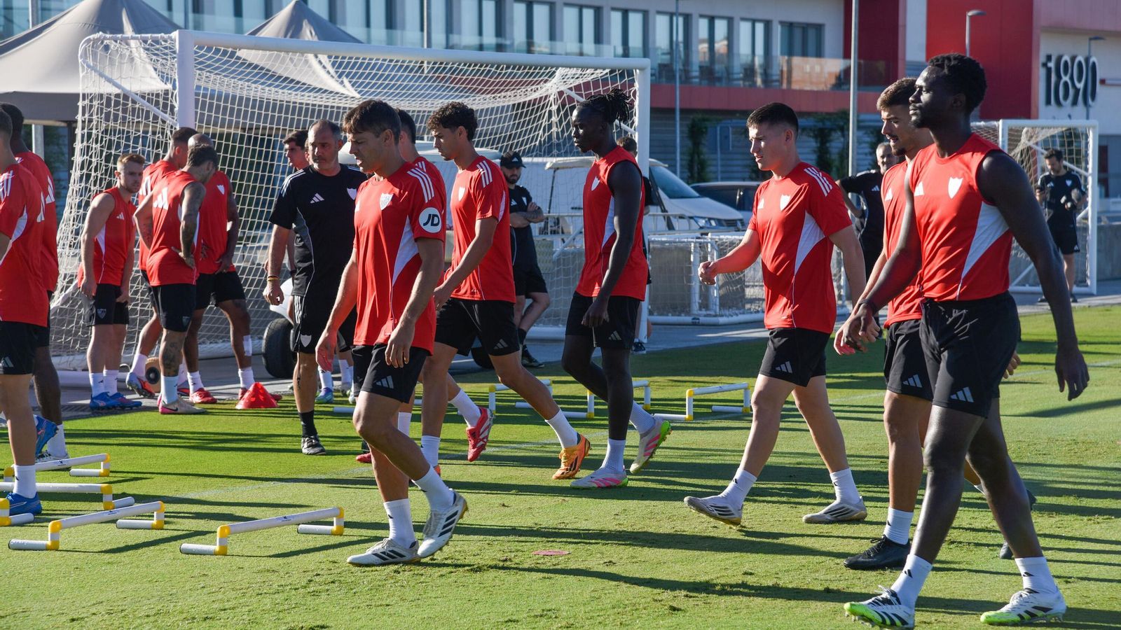 Nianzou, junto a un grupo de futbolistas, con Azpilicueta en el centro.