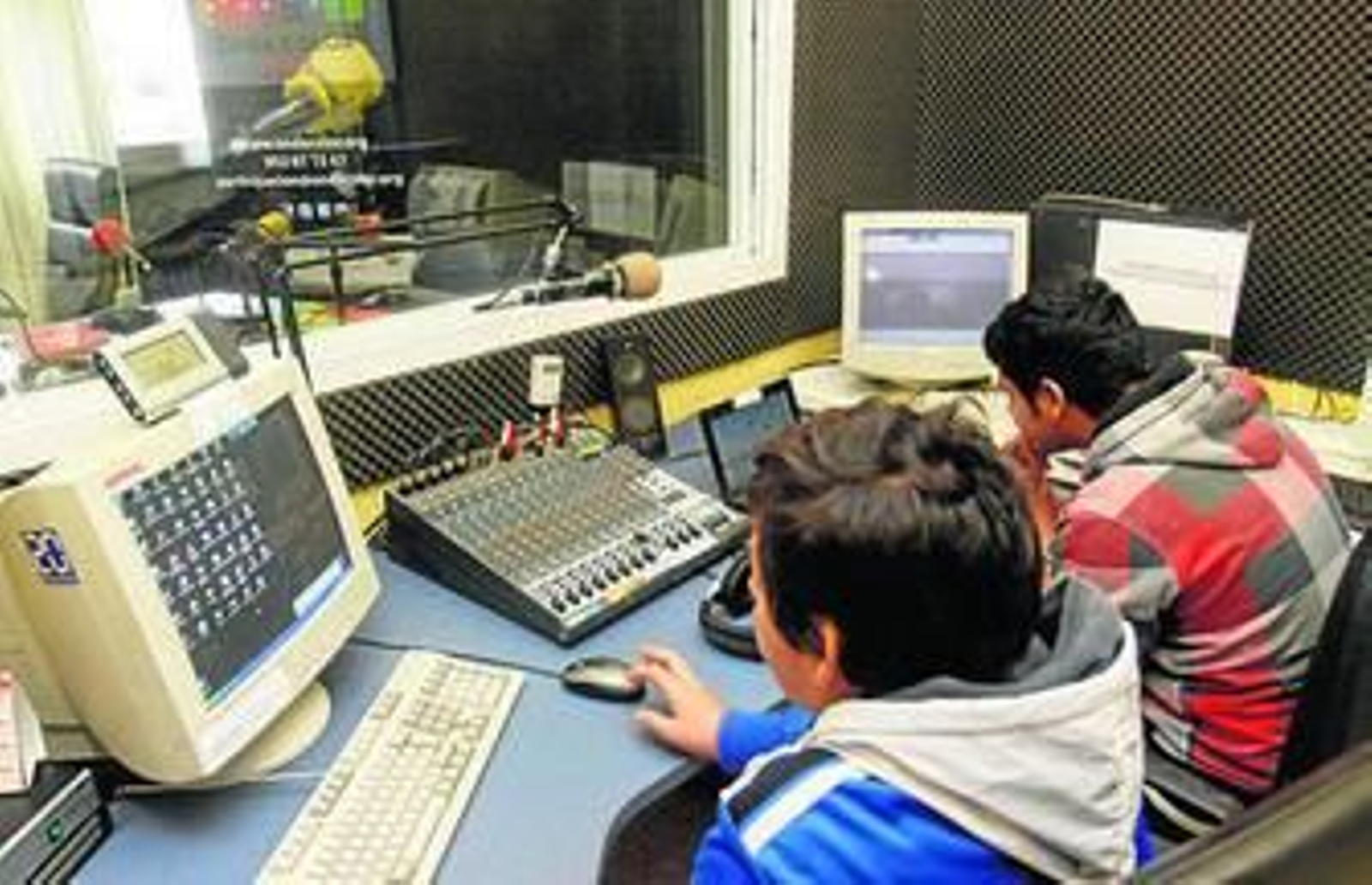 Juan Enrique e Inra, alumnos del Guadalmedina, en el control.
