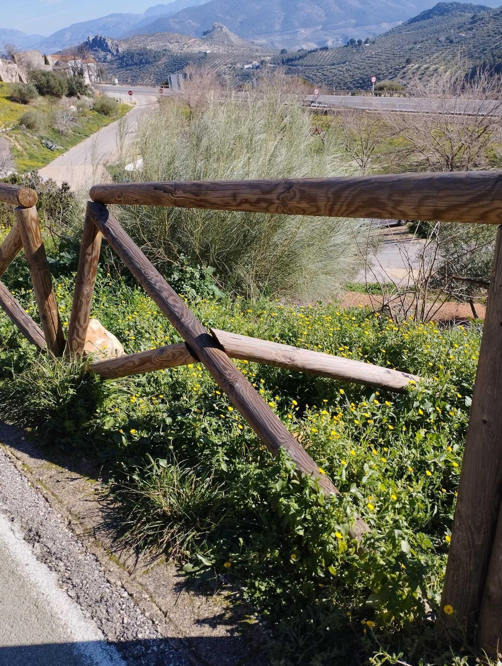 Así se encuentra la Vía Verde de Jabalcuz: vallas rotas, señales arrancadas y suciedad