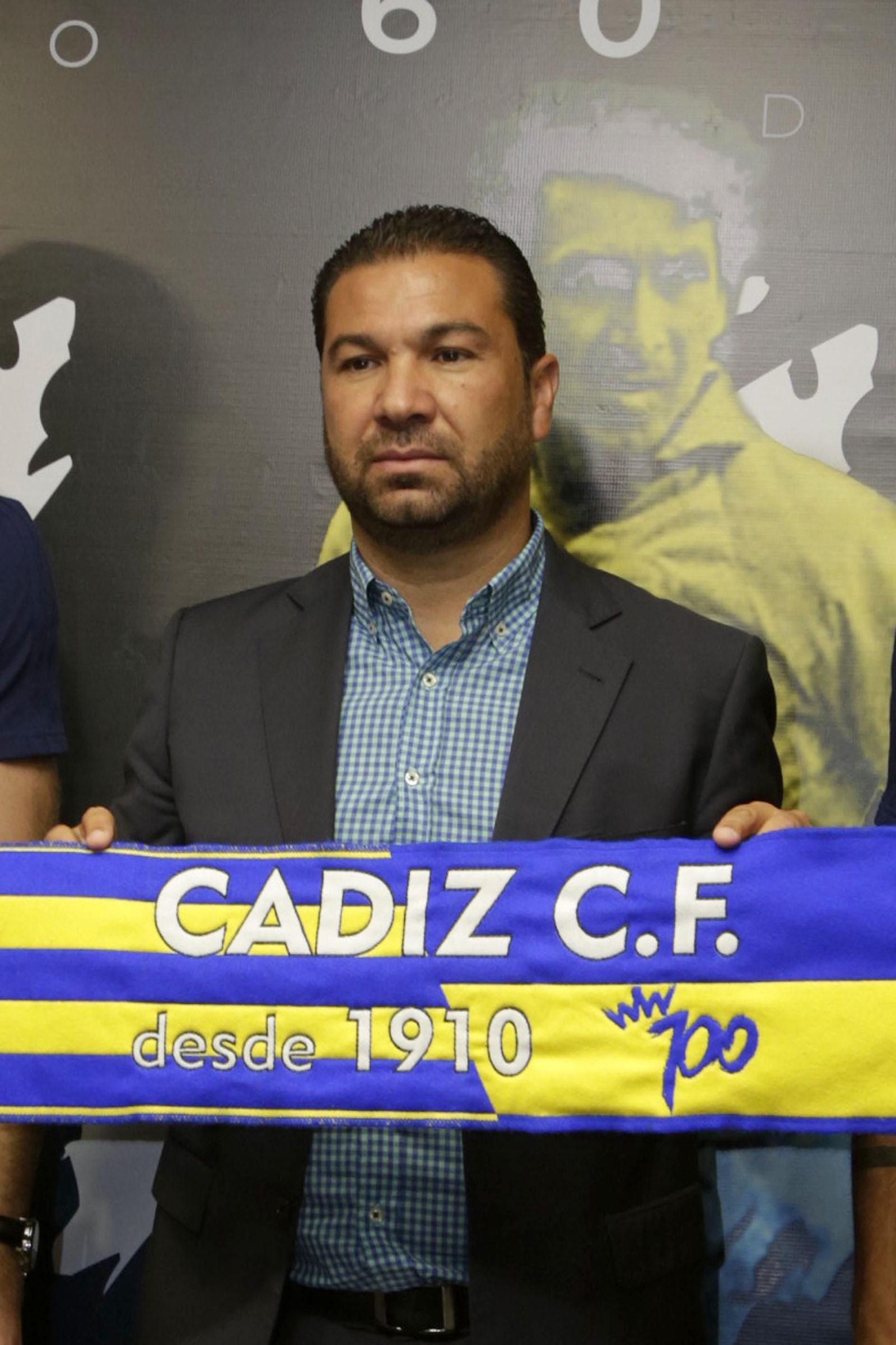 Juan Carlos Cordero sostiene una bufanda del Cádiz durante el acto de presentación de ayer.