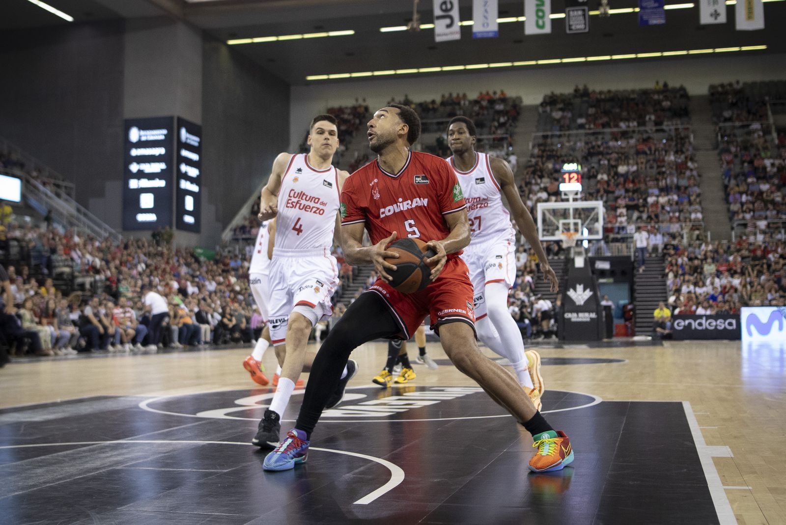 Kwan Cheatham fue el mejor jugador del Covirán Granada.