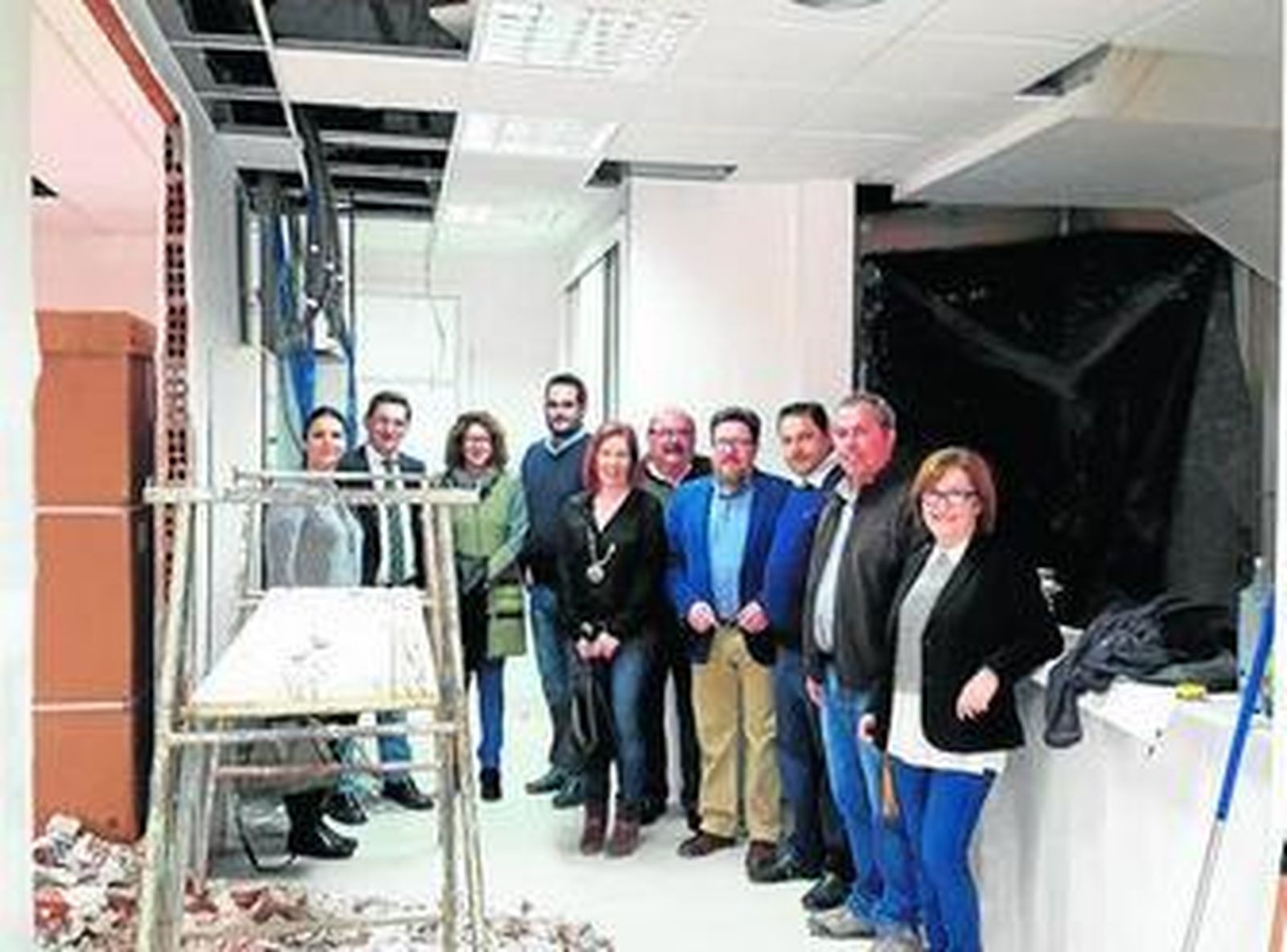 Los parlamentarios andaluces han visitado las obras de ampliación del centro de salud.