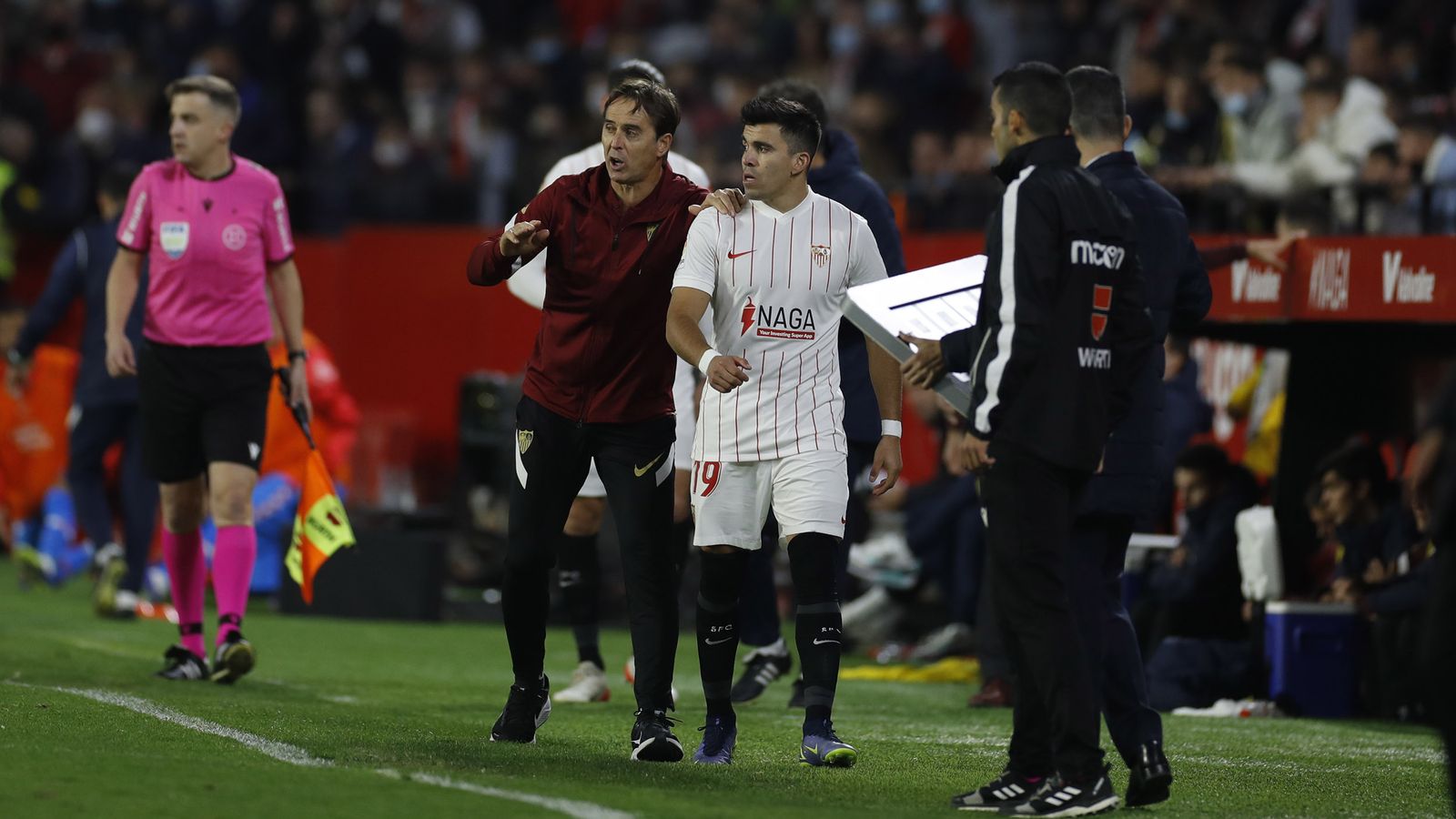 Lopetegui da instrucciones a Acuña, que luego sería sustituido al no aguantar sus molestias.