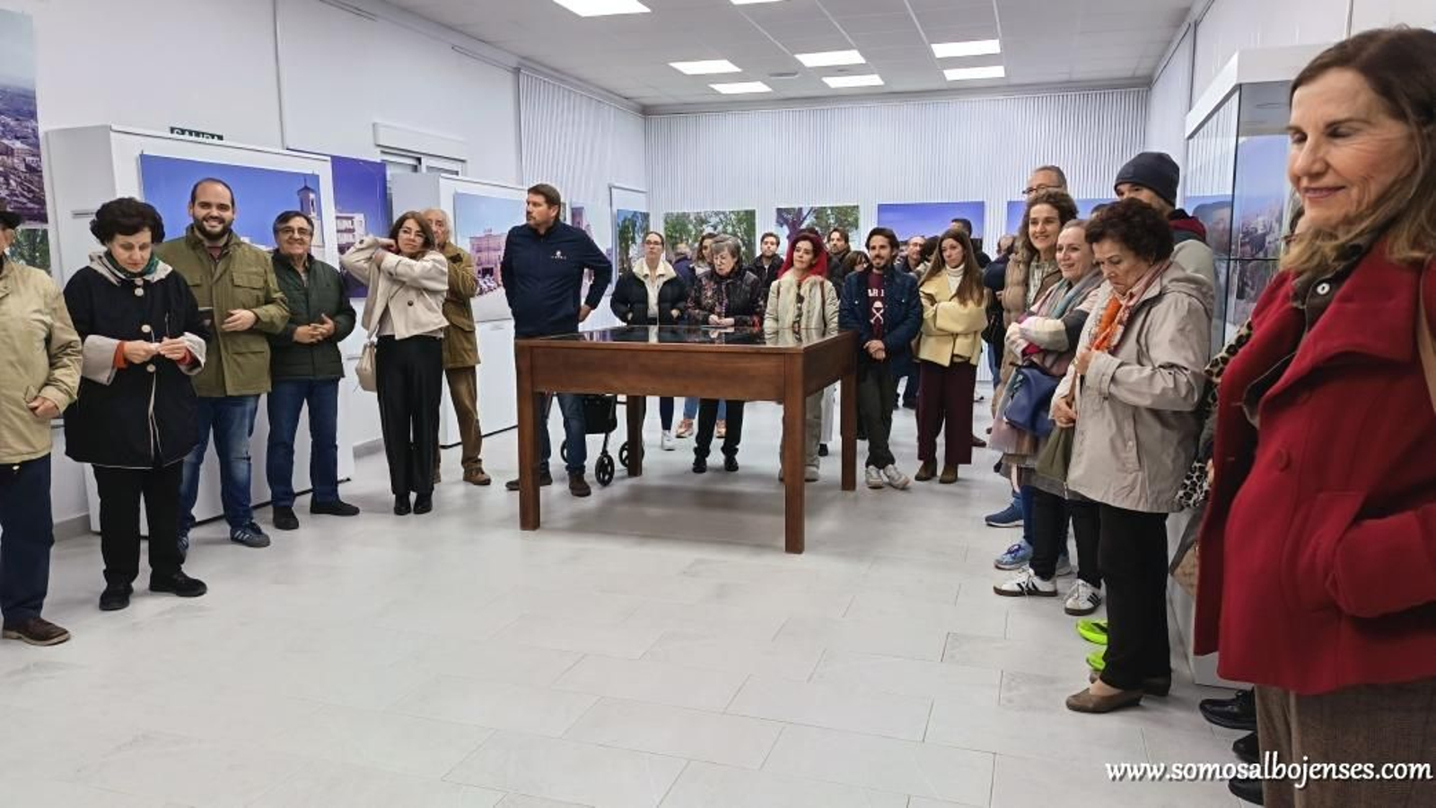 Numerosos vecinos, tanto del pueblo, como de localidades vecinas, no han querido perderse la inauguración.