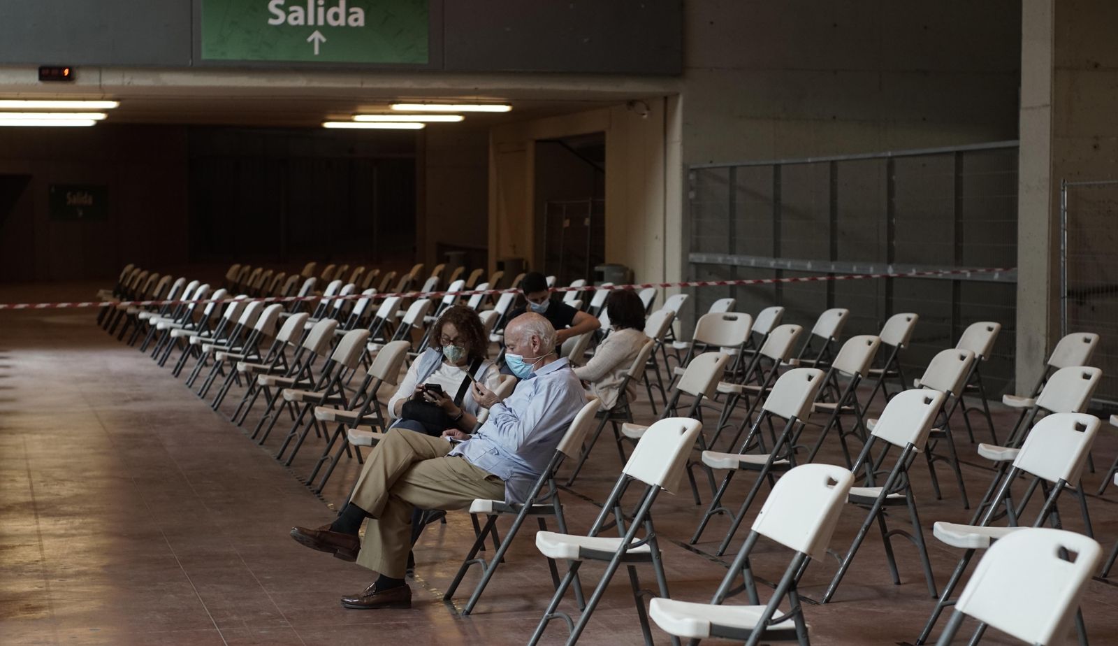 Imágenes de la vacunación de mayores en el Estadio de la Cartuja