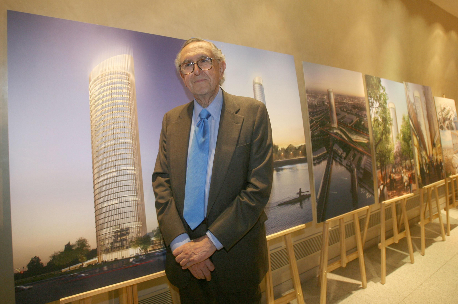 César Pelli, junto a su boceto de Torre Sevilla, en Sevilla,  cuando su proyecto ganó el concurso .