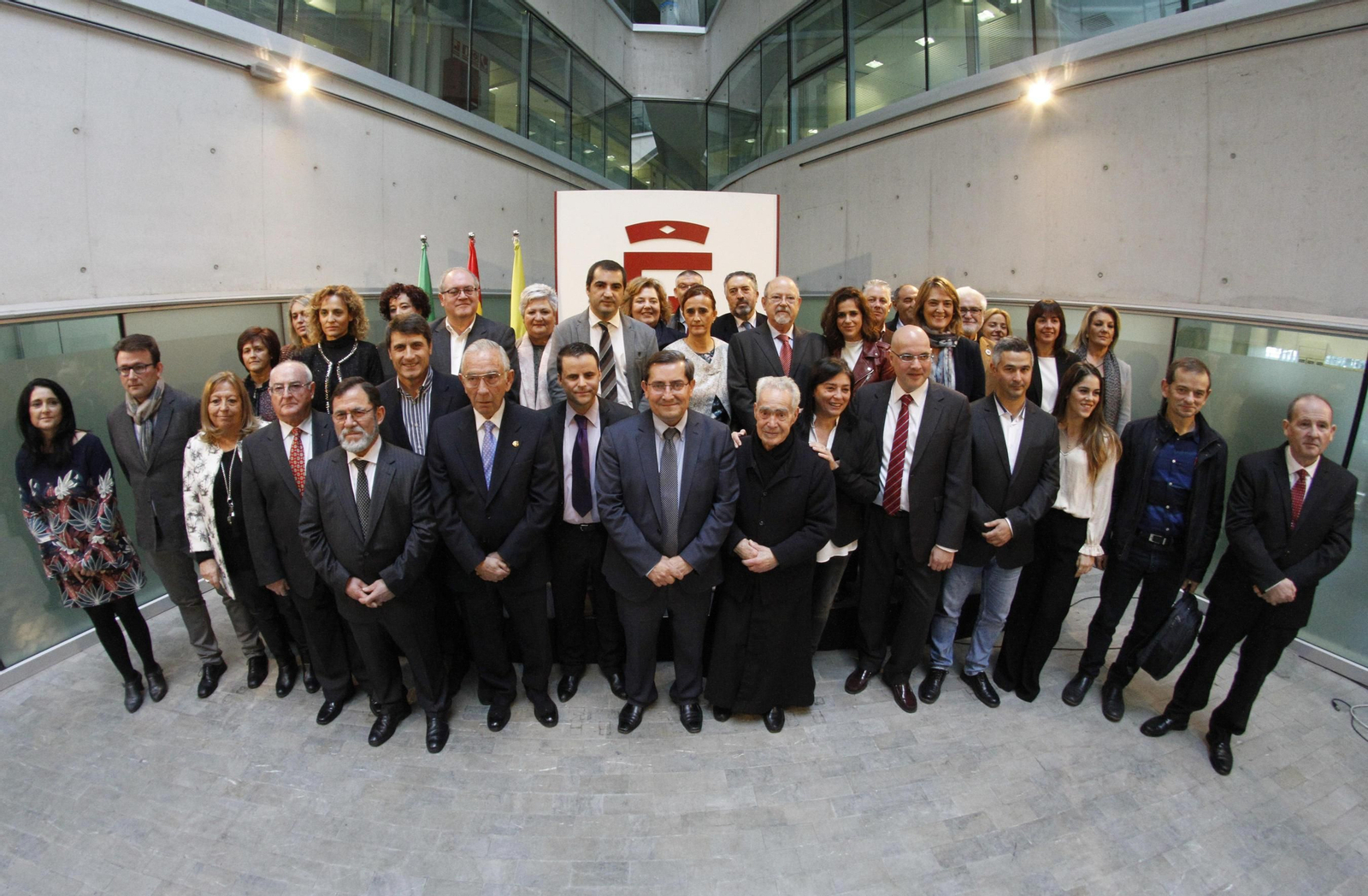 1. Todos los premiados de este año junto al presidente de la Diputación. 2. Imagen de grupo durante la gala. 3. La bailaora galardonada Patricia Guerrero.
