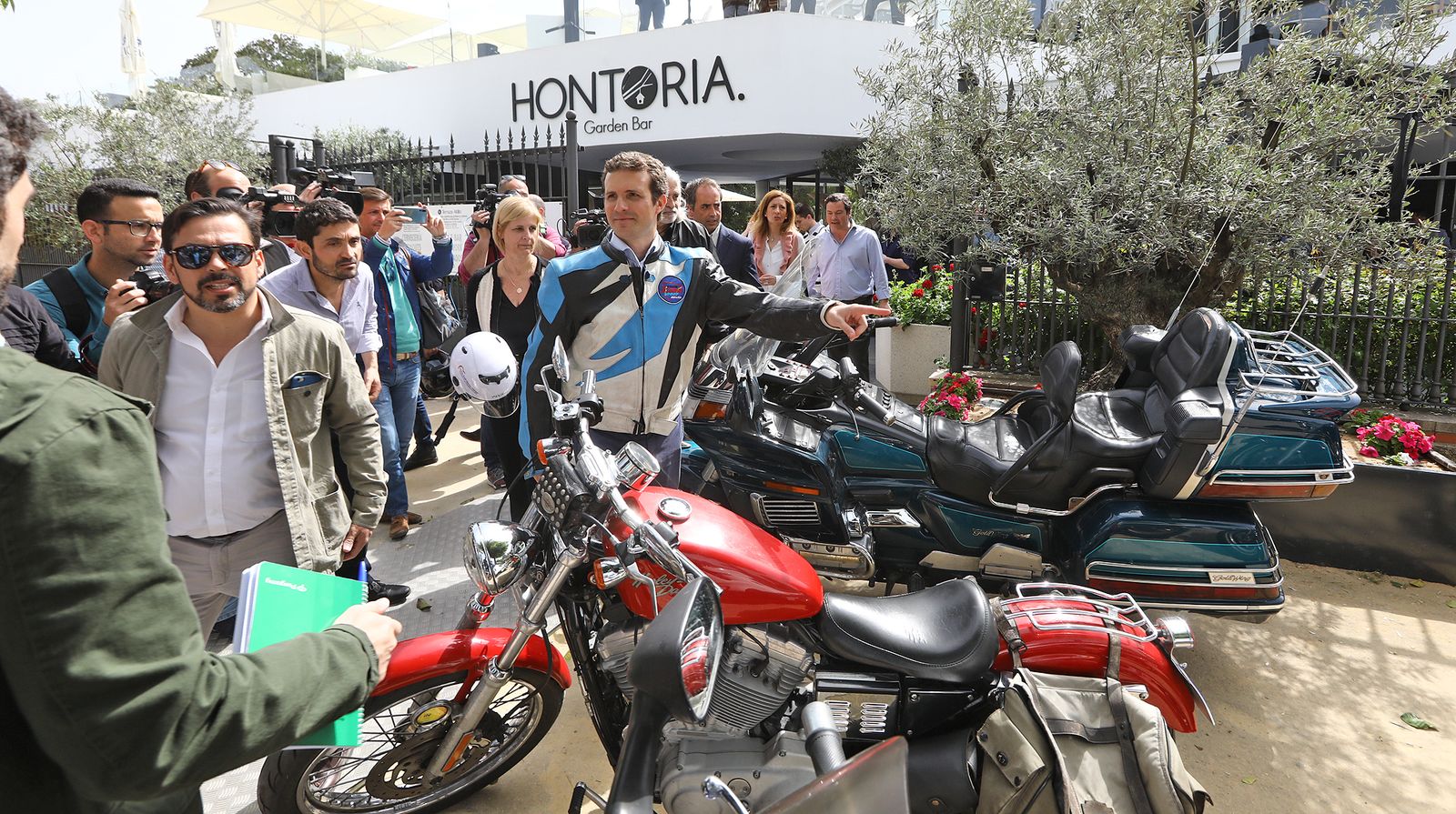Imágenes de Pablo Casado en un acto con moteros en Jerez